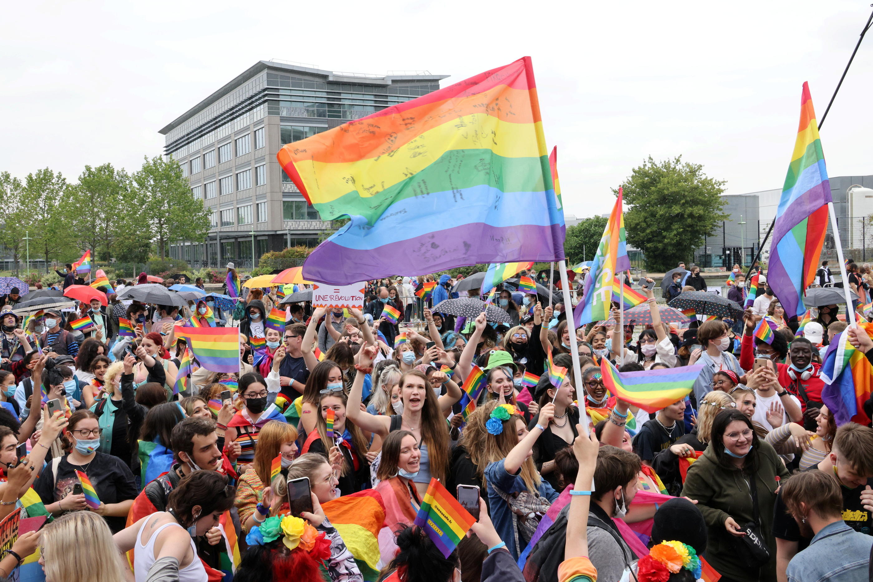 Gay Pride : mais d'où vient le drapeau arc-en-ciel ? - Le Parisien