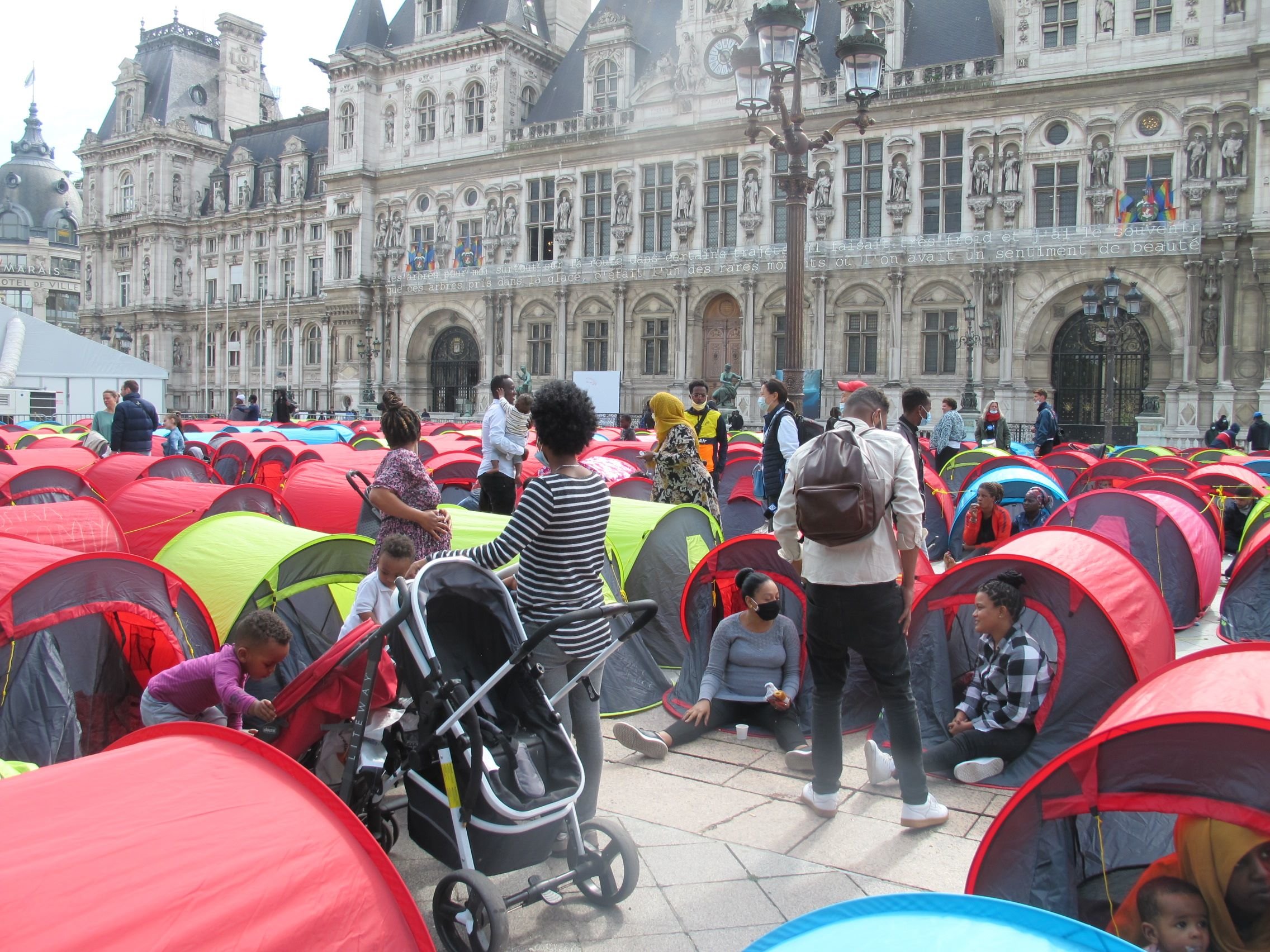 Paris : les migrants évacuent le parvis de l'Hôtel de Ville - Le Parisien