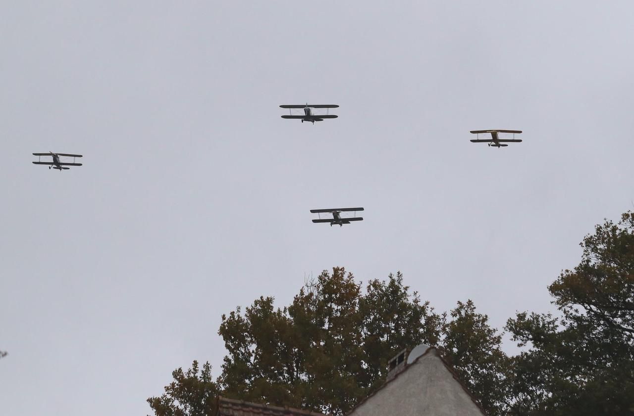 <b></b> Marcoussis, 11 novembre 2017. Des biplans ont survolé la cimetière de Marcoussis lors de la cérémonie du 11 novembre afin de rendre hommage à un pilote abattu au combat. 