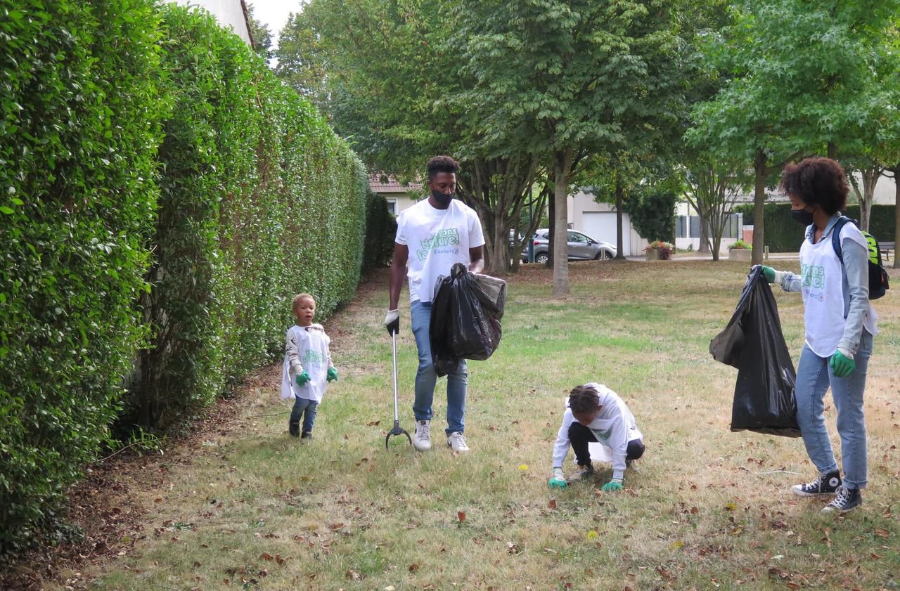 <b></b> Bailly-Romanvilliers, samedi 19 septembre 2020: Petits et grands ont ramassé les déchets sauvages, pour nettoyer leur ville.