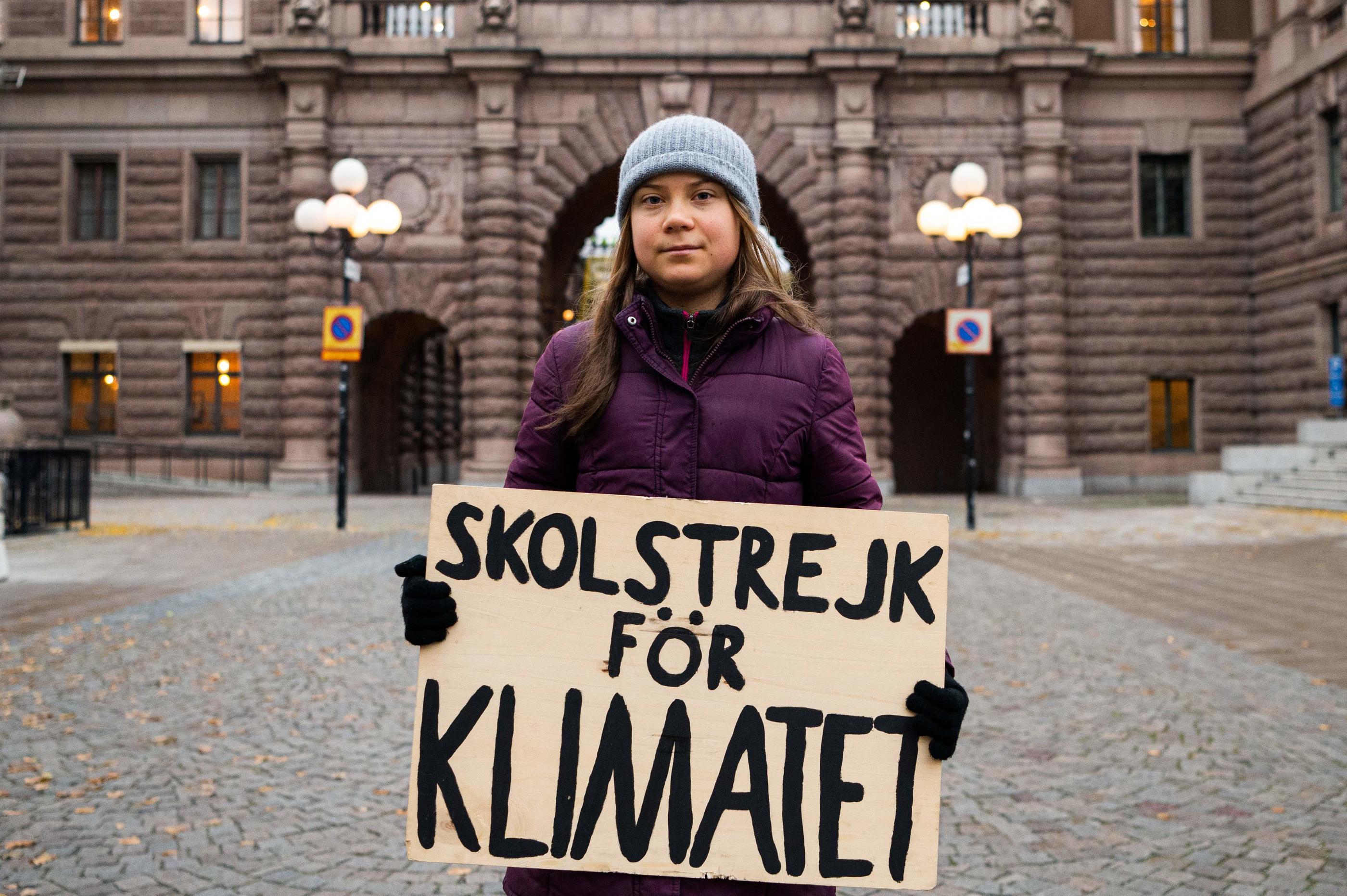 Depuis l'âge de 15 ans, Greta Thunberg faisait la grève de l'école tous les vendredis (ici en 2021 devant le Parlement suédois) pour dénoncer l'inaction climatique supposée des gouvernements. AFP/Jonathan Nackstrand
