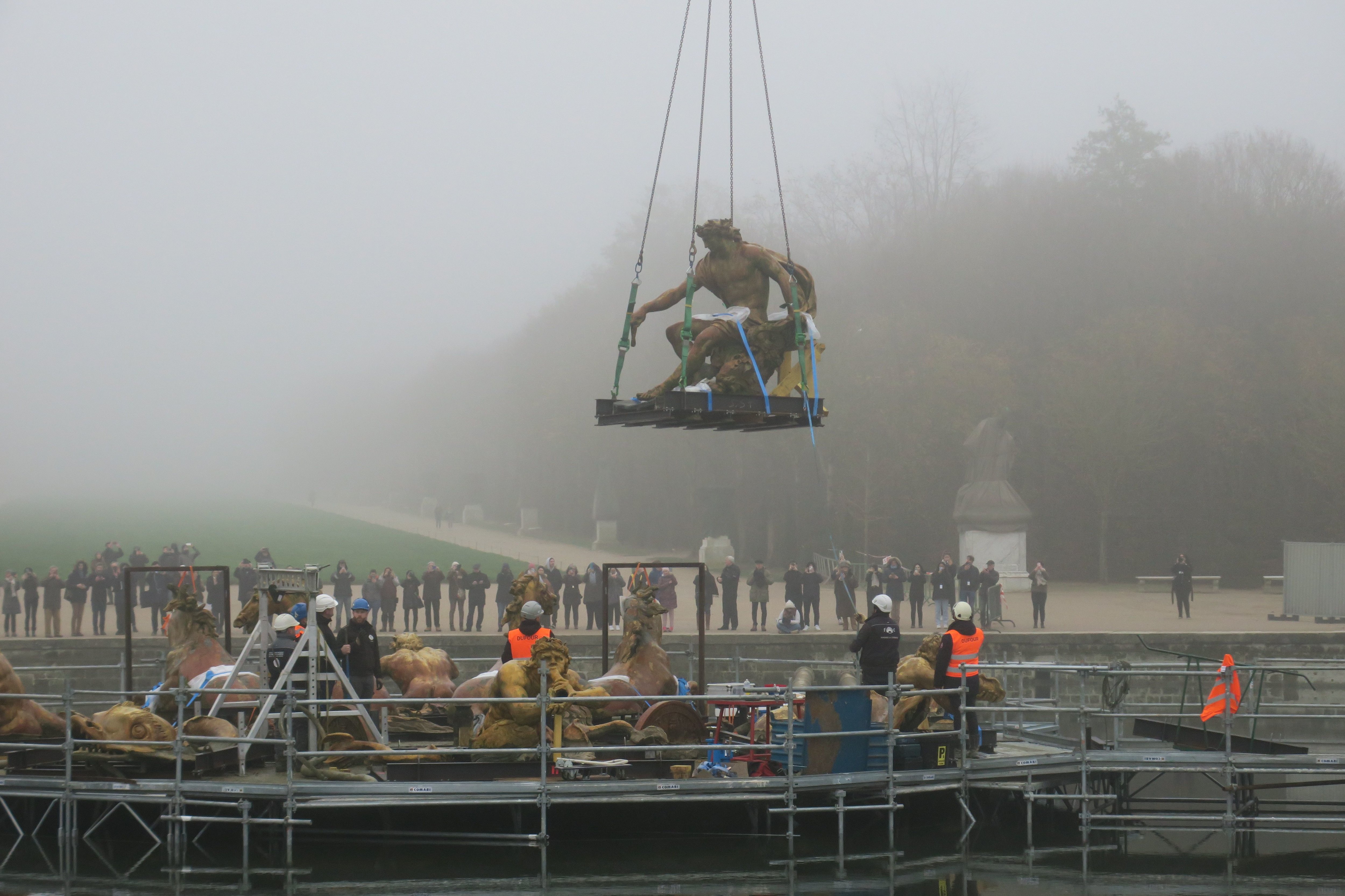Versailles (Yvelines), ce mardi. L'opération de grutage du groupe sculpté «Le Char d'Apollon» va prendre trois jours au total. LP/Julie Ménard