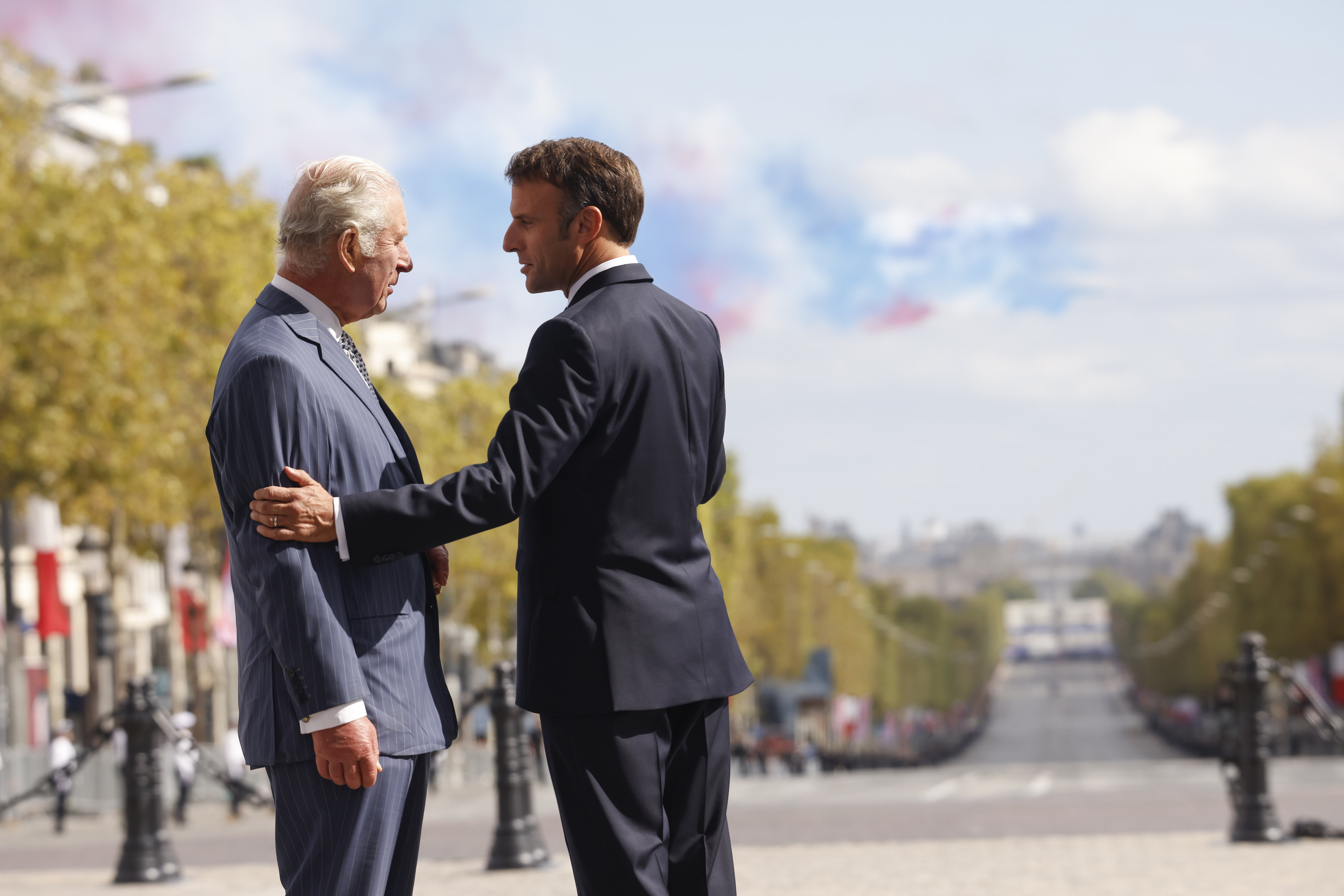 La BBC s'est indignée de voir Emmanuel Macron poser sa main sur le bras de Charles III. LP / Olivier Corsan