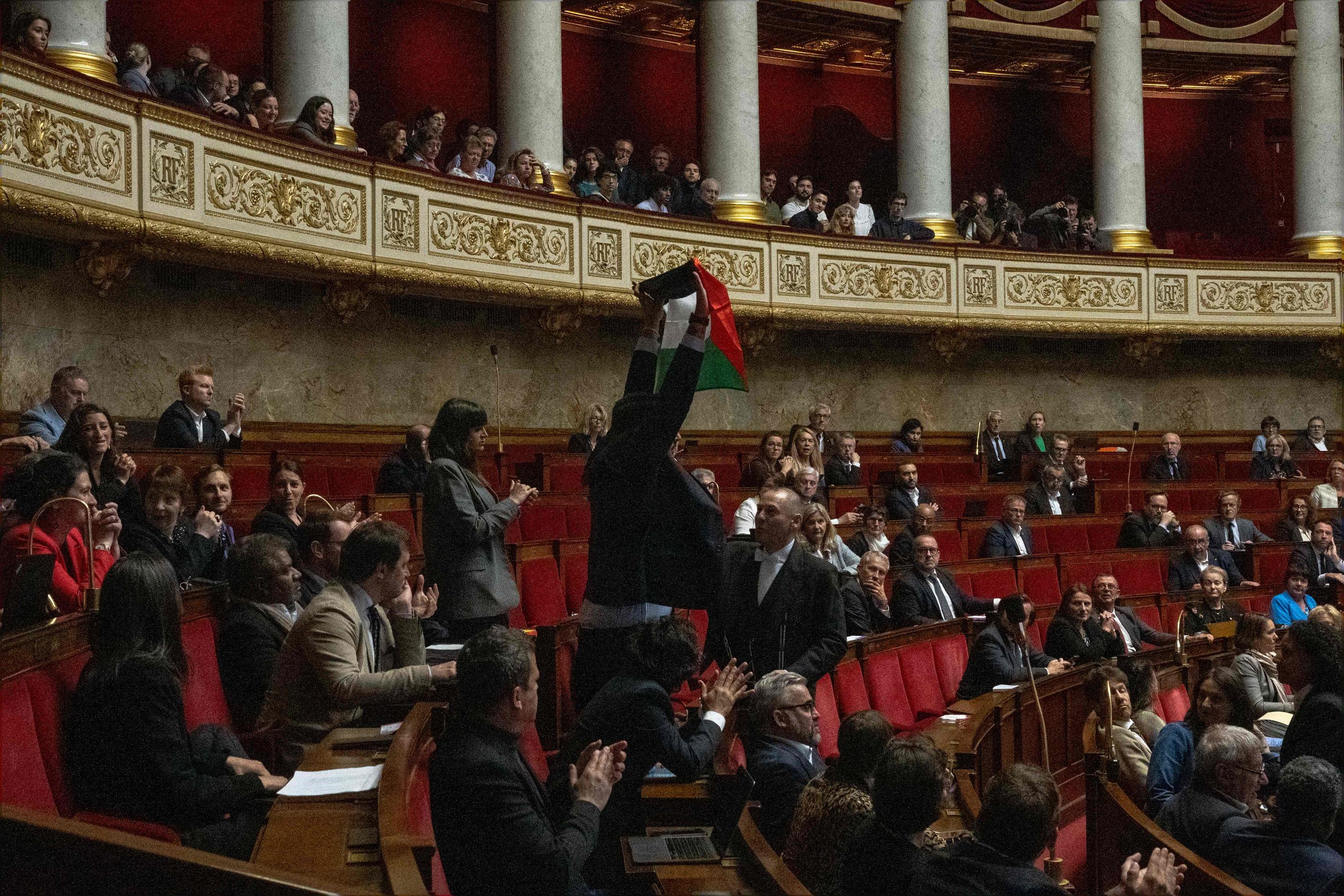 Le député français de La France Insoumise (LFI), Sébastien Delogu, a brandi un drapeau palestinien lors d'une séance de questions au gouvernement à l'Assemblée nationale, le 28 mai 2024. AFP/Miguel Medina