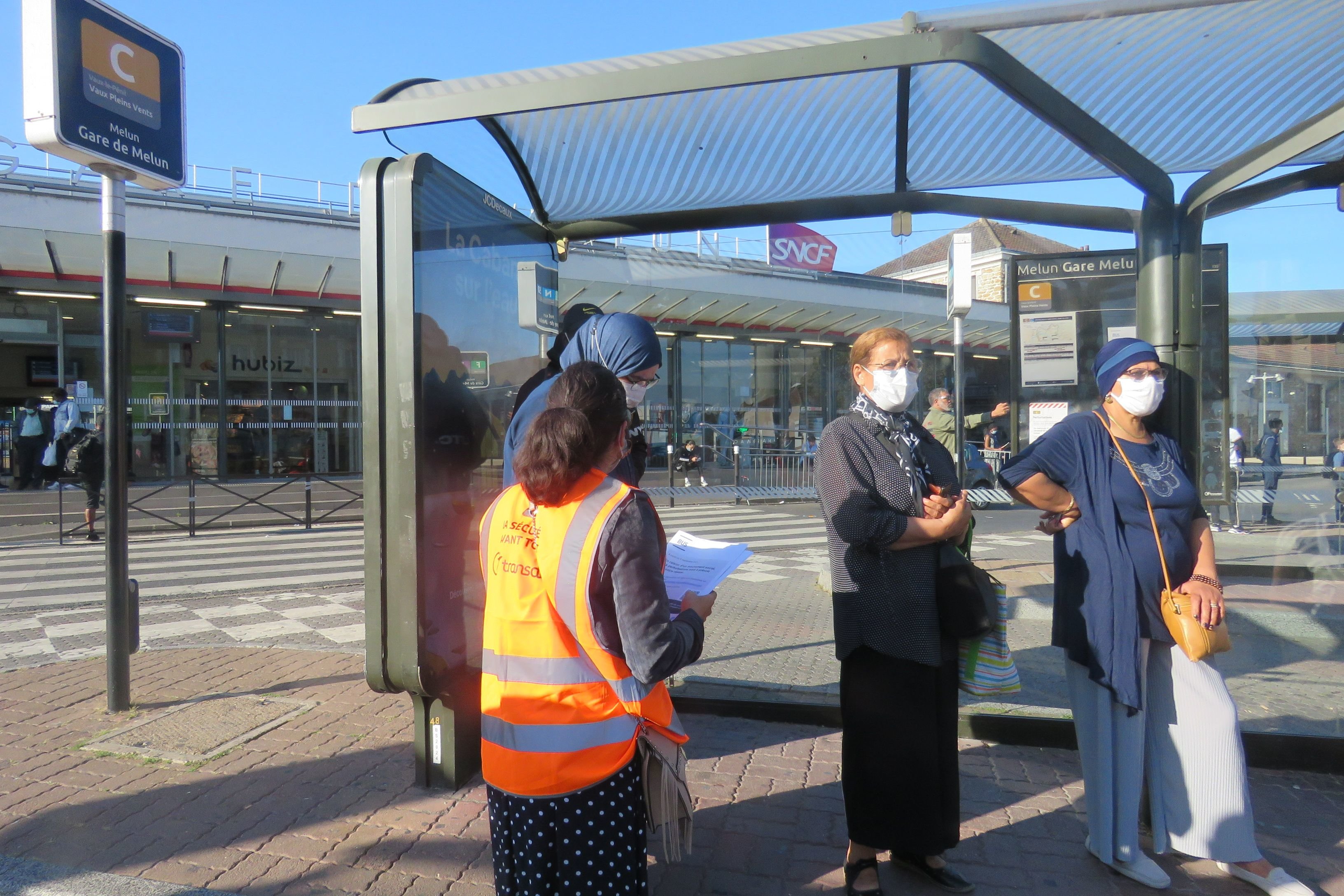 Melun, ce lundi. Transdev a missionné des personnes chargées de préciser aux usagers quelles sont les lignes où rien ne circule et celles qui fonctionnent de façon réduite. LP/S.B.