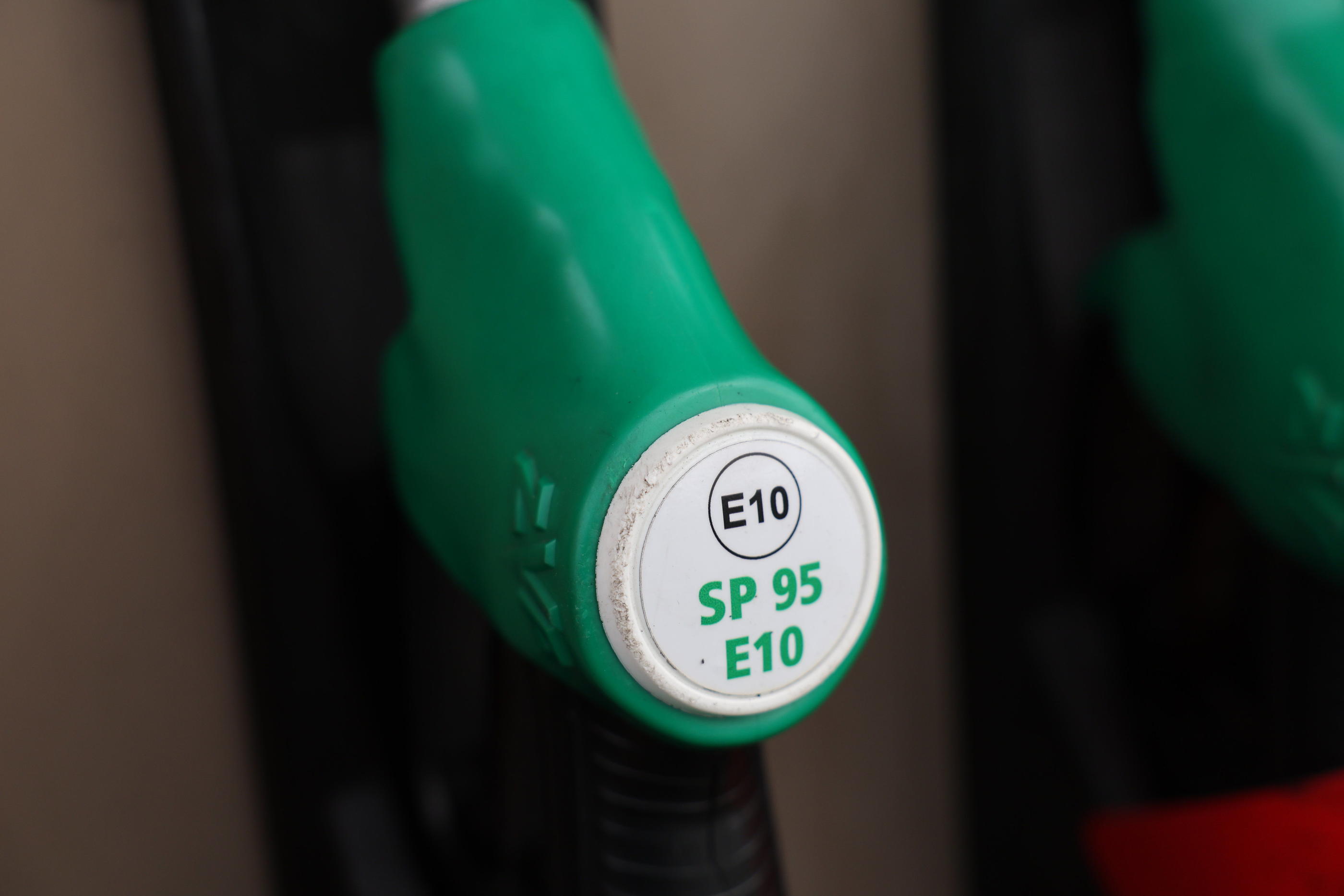 La semaine dernière, le litre de sans-plomb 95-E10 a perdu 3,6 centimes par rapport à la semaine précédente (Illustration). LP/Arnaud Journois