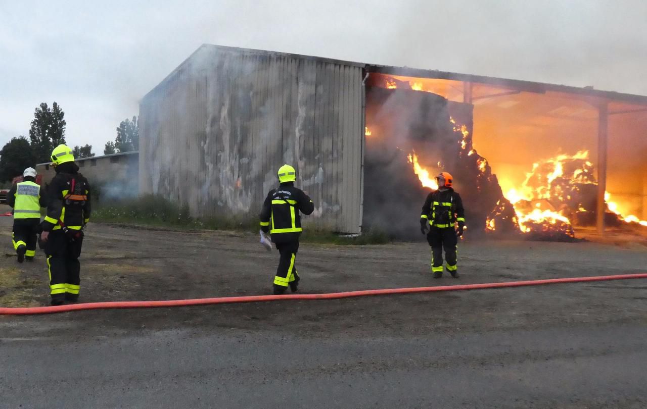 <b></b> Ury, durant la nuit de mercredi à jeudi. Un incendie a ravagé un entrepôt où 200 t de pailles étaient stockées. 