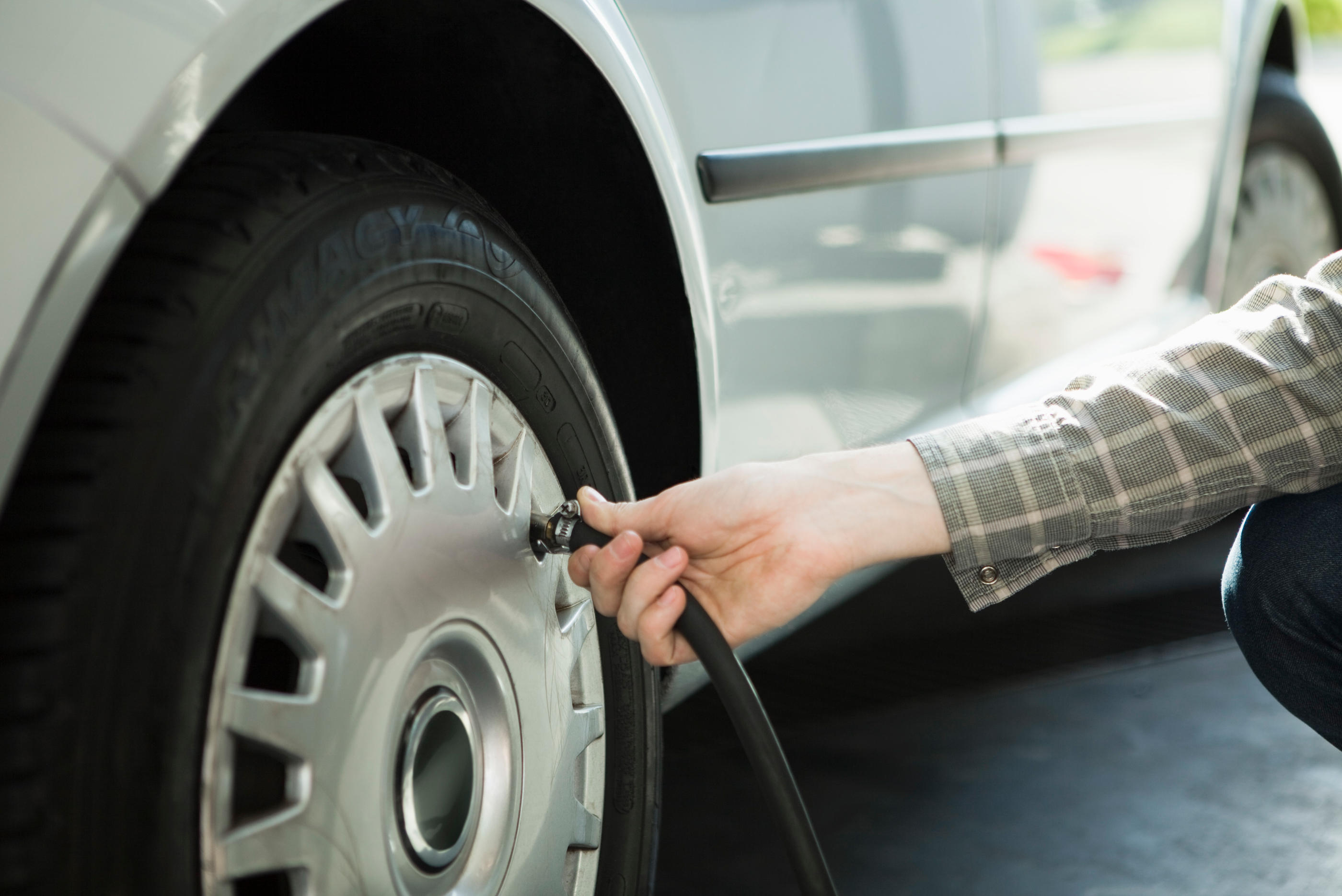 Des pneus bien gonflés, ni trop ni trop peu, vous assurent de ne pas surconsommer du carburant. iStock