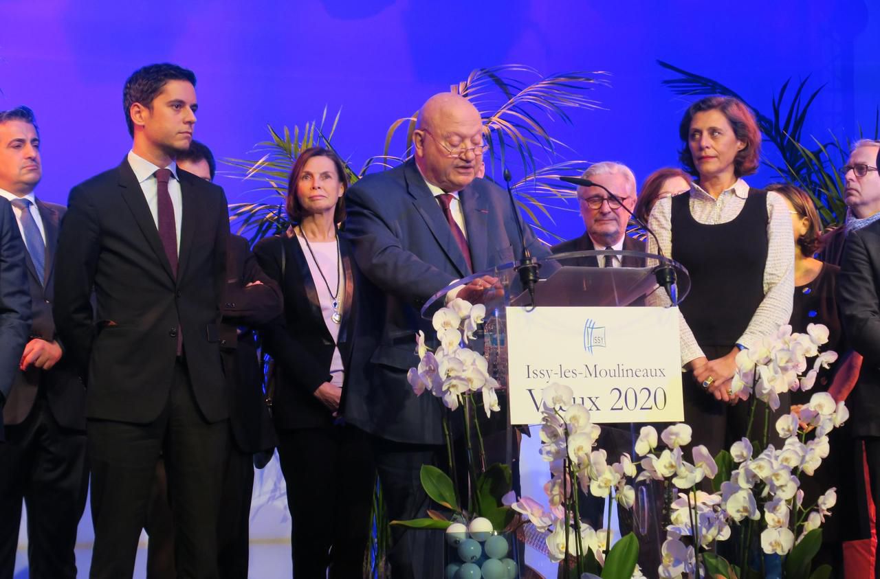 <b></b> Issy-les-Moulineaux, vendredi 10 janvier 2020. Gabriel Attal, secrétaire d’Etat à la jeunesse et la députée Florence Provendier, entourent le maire André Santini lors de ses vœux.