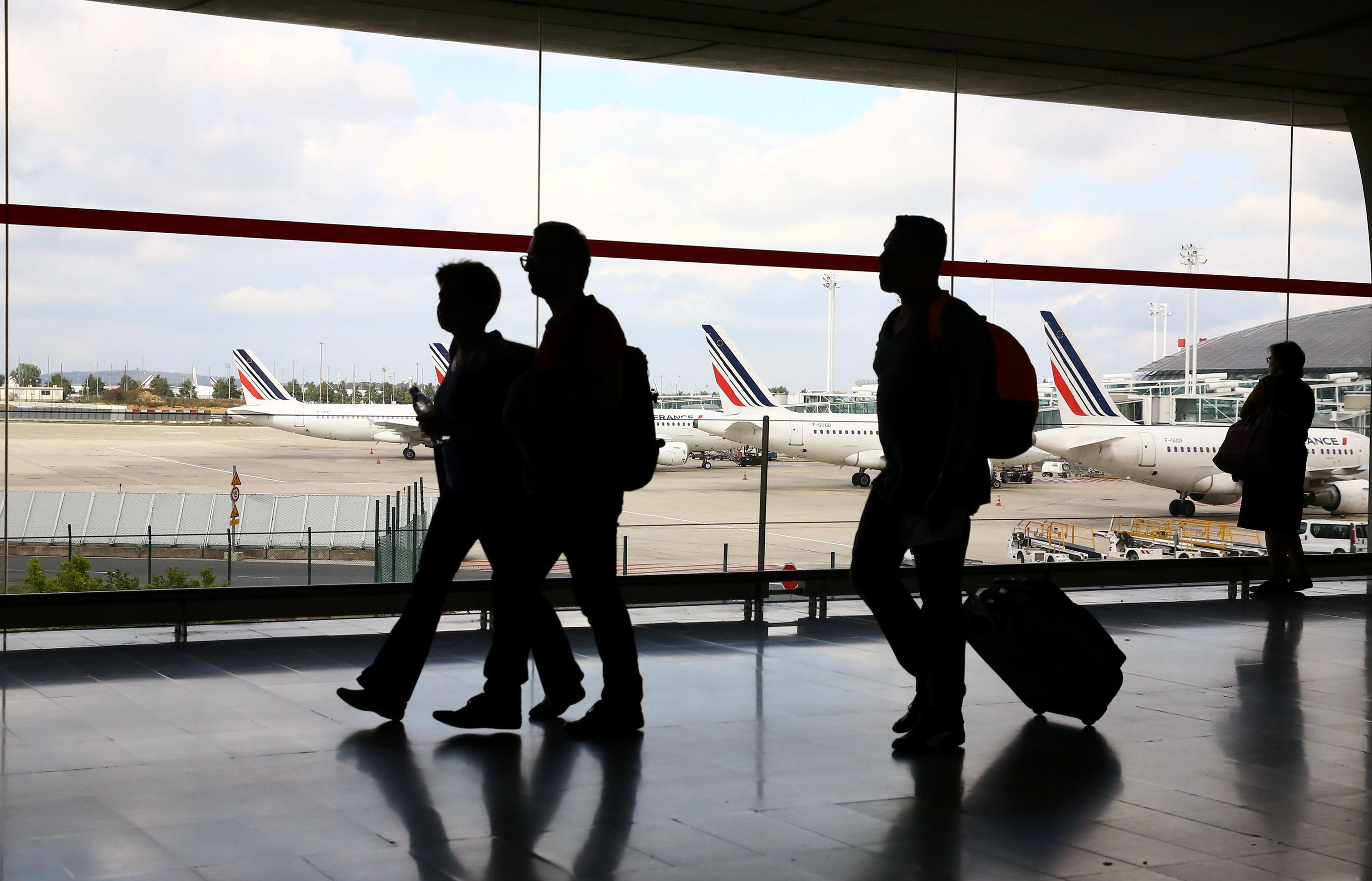 Aérien : les prix des billets d'avion seront cette année environ 25 % plus  chers - Le Parisien
