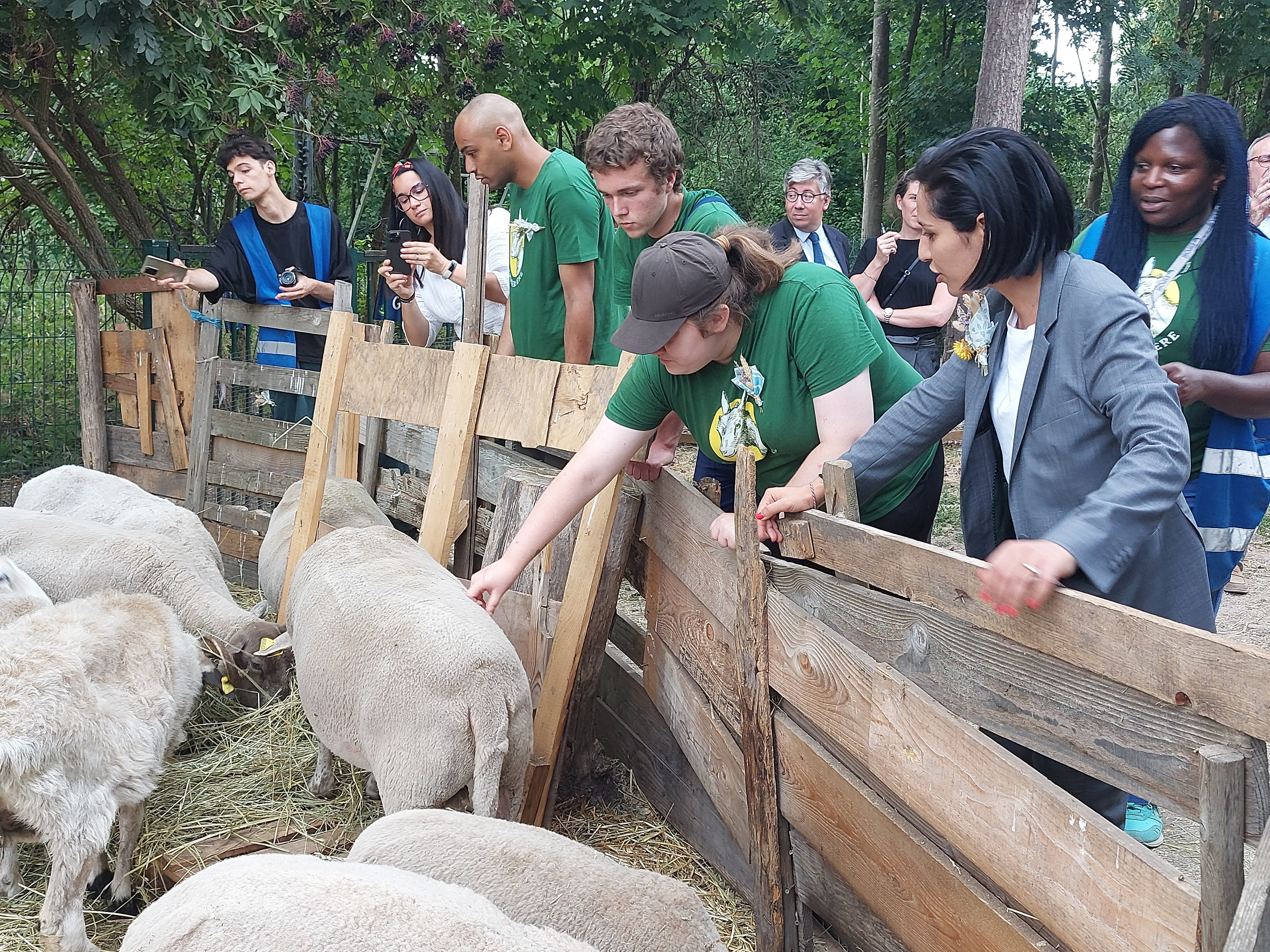 Montmagny (Val-d'Oise), le 1er août. Sarah El Haïry, secrétaire d'État, chargée de la Jeunesse et du Service national universel, a rencontré des jeunes en mission de service civique au sein de la ferme pédagogique de la Butte-Pinson, labellisée Fermes d’espoir. LP/Julie Olagnol