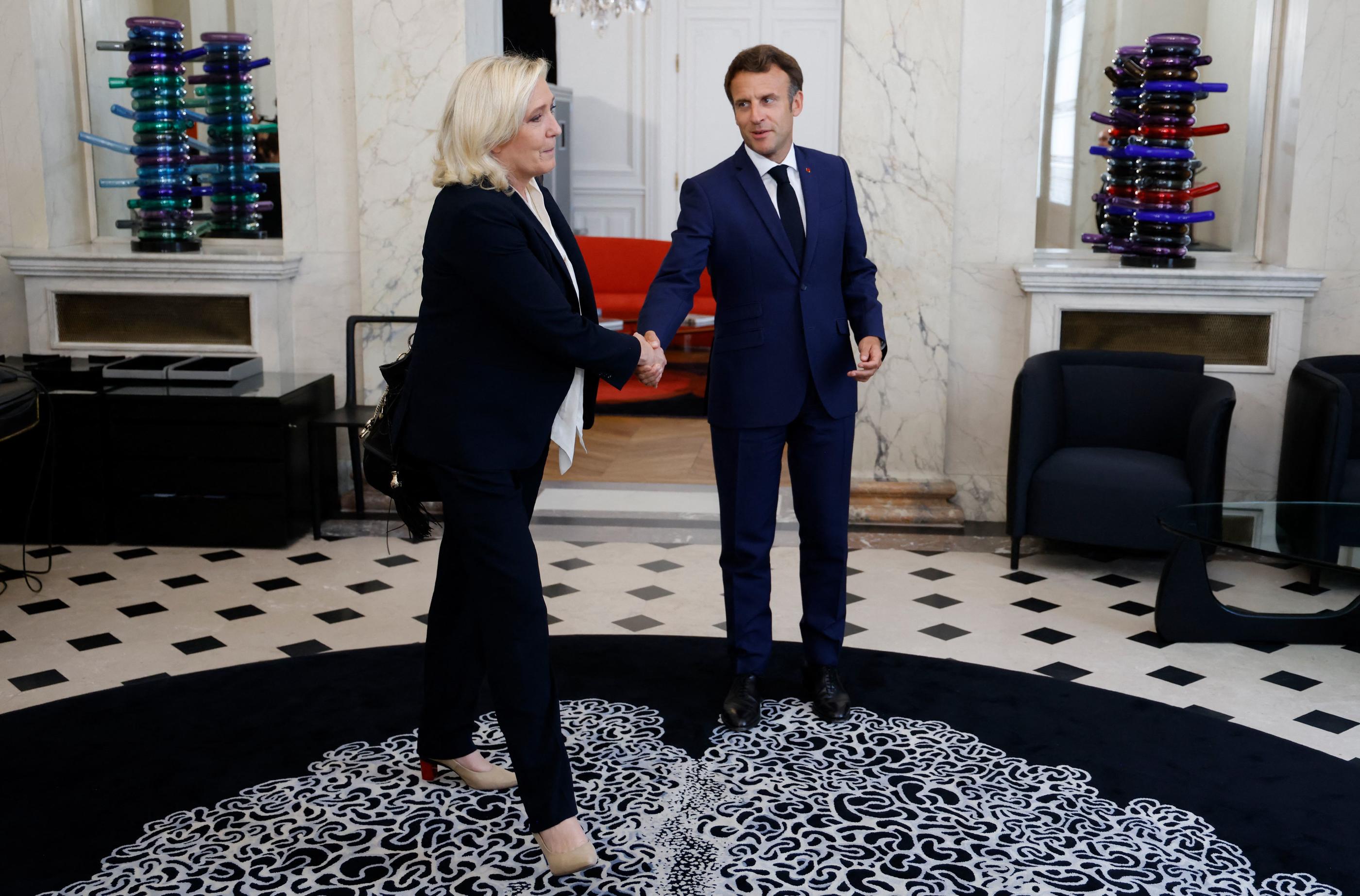 Depuis mardi, Emmanuel Macron reçoit les divers responsables politiques pour évaluer le niveau de blogage potentiel de la future Assemblée, ici avec Marine Le Pen. AFP POOL / Ludovic Marin