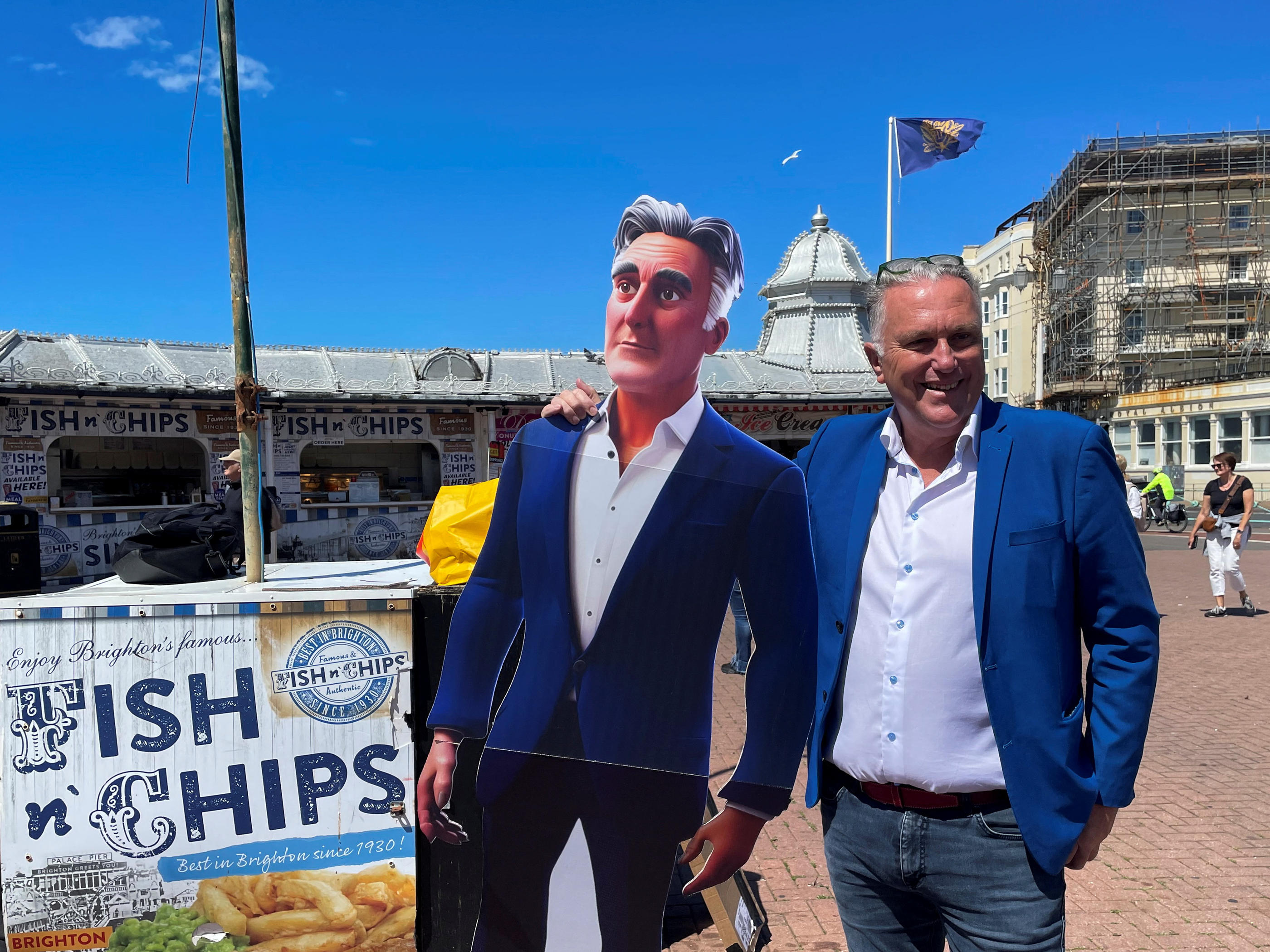 Steve Endacott, candidat indépendant à Brighton, pose avec son avatar IA devant la jetée de Brighton. REUTERS/Muvija M