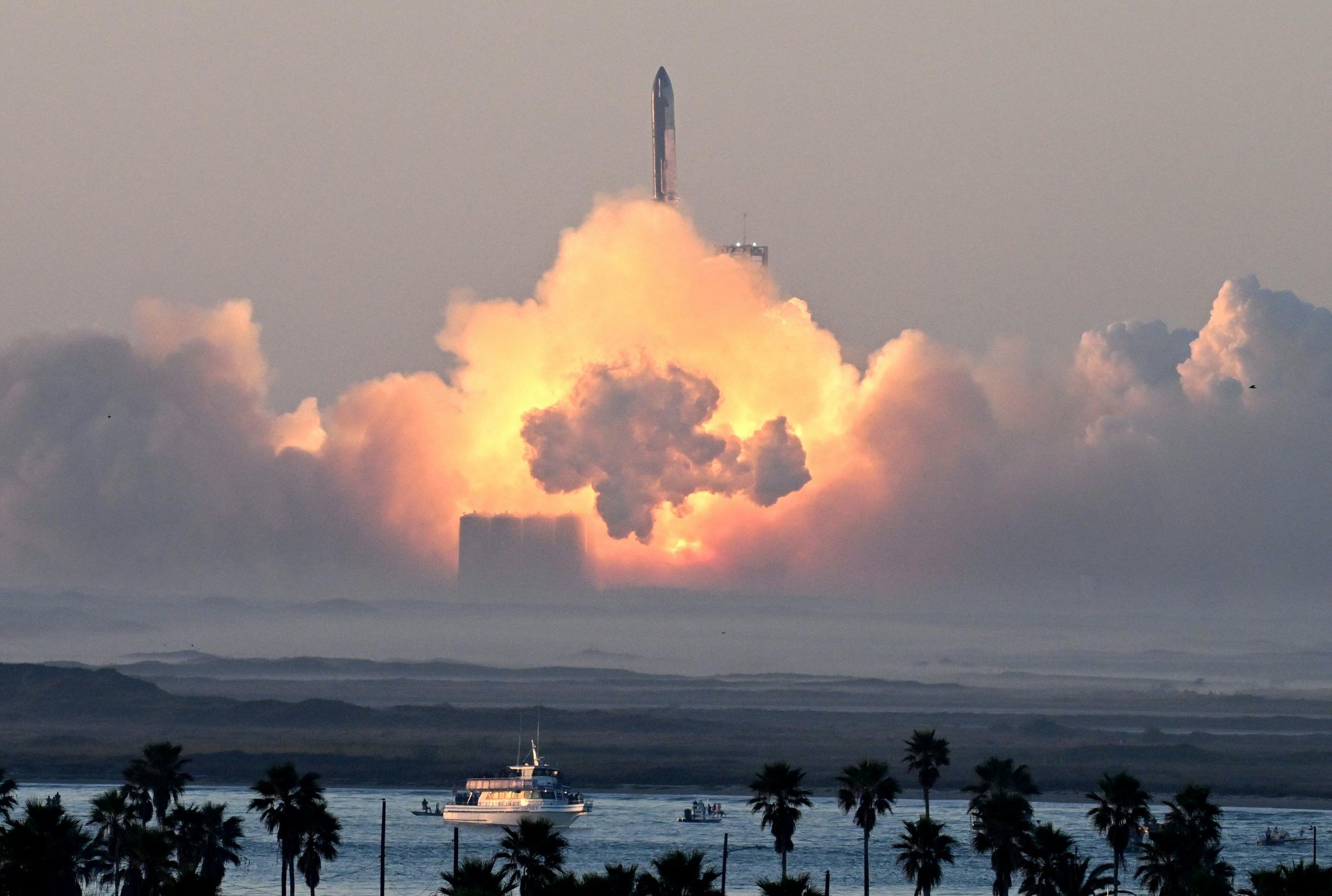 Boca Chica, Texas, le 18 novembre 2023. La fusée Starship décolle pour un deuxième essai dans le but, un jour, de faire des voyages habités vers Mars. AFP/Timothy A. Clary