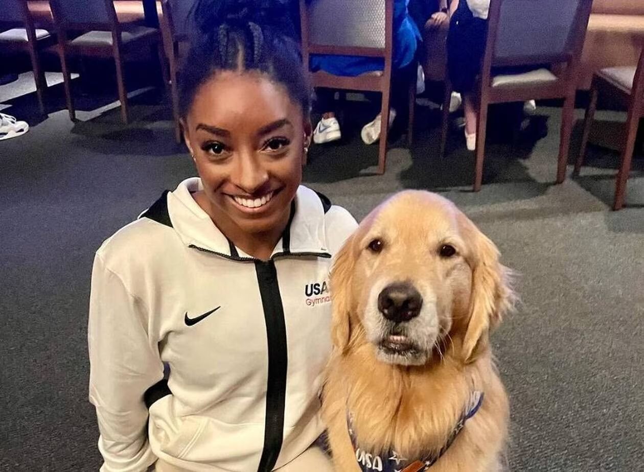 Simone Biles et le chien Beacon, qui accompagne les gymnastes américaines depuis 2023. Capture d'écran - Compte Instagram "Golden Dog Beacon"