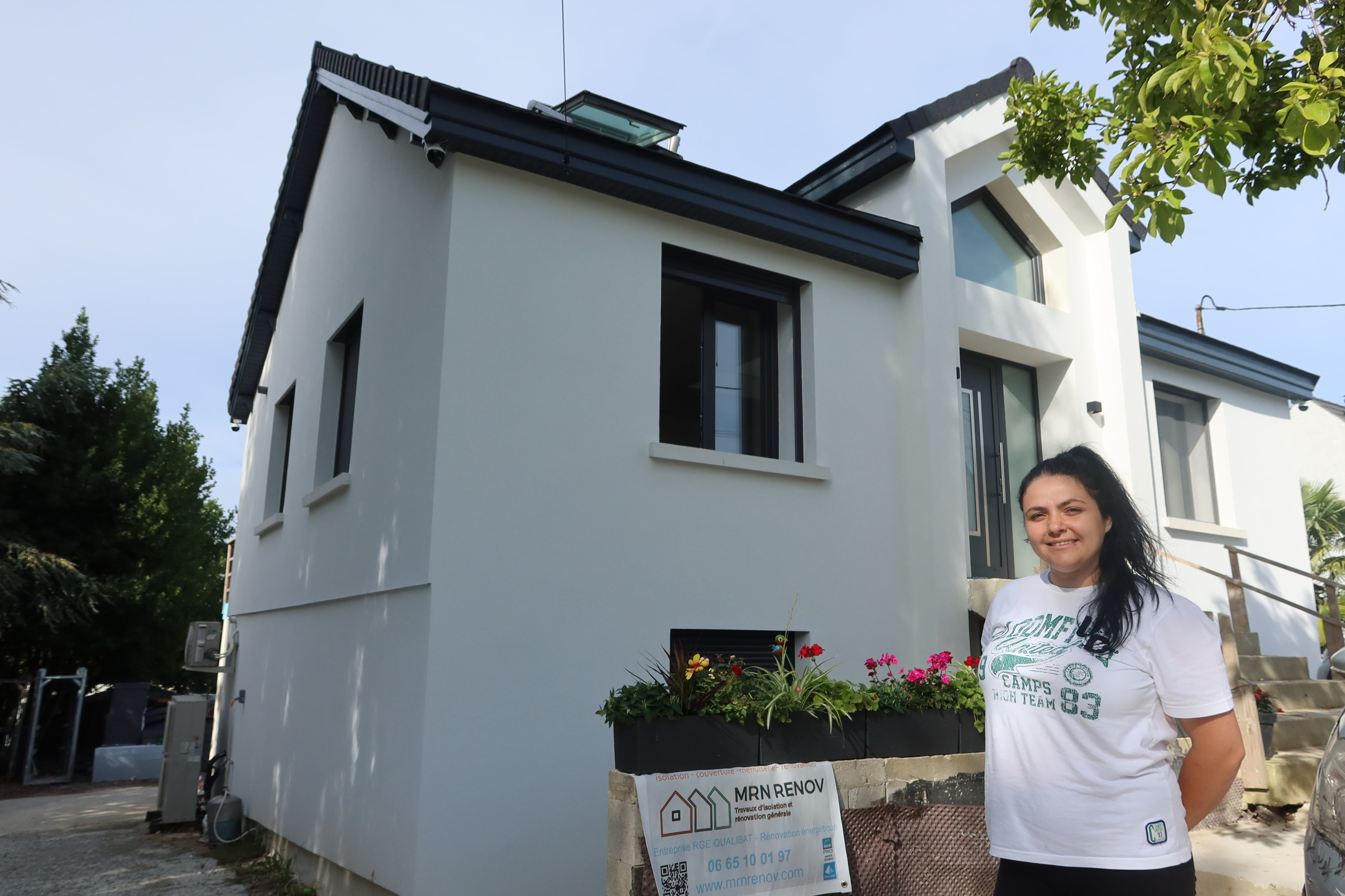 Livry-sur-Seine, le 27 septembre. Ionela apprécie l'aide de la CAMVS (2500 euros) et de l'Anah (7 500 euros) pour les travaux de sa maison. Celle-ci est passée de la lettre G à la lettre A en matière de performance énergétique. LP/S.B.