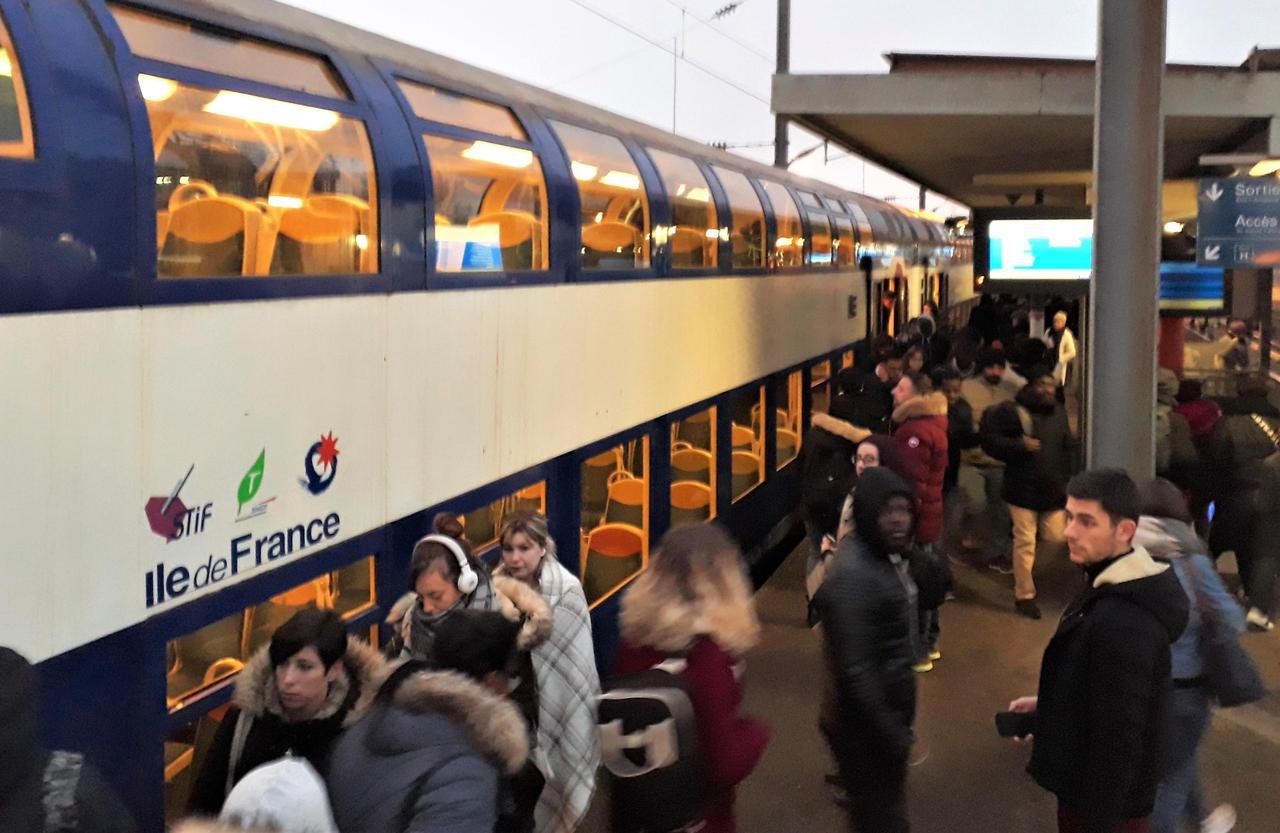 Mantes-la-Jolie, archives. Les usagers de la gare de Mantes-la-Jolie sont les premières victimes de la suppression des trains normands. LP/Yves Fossey