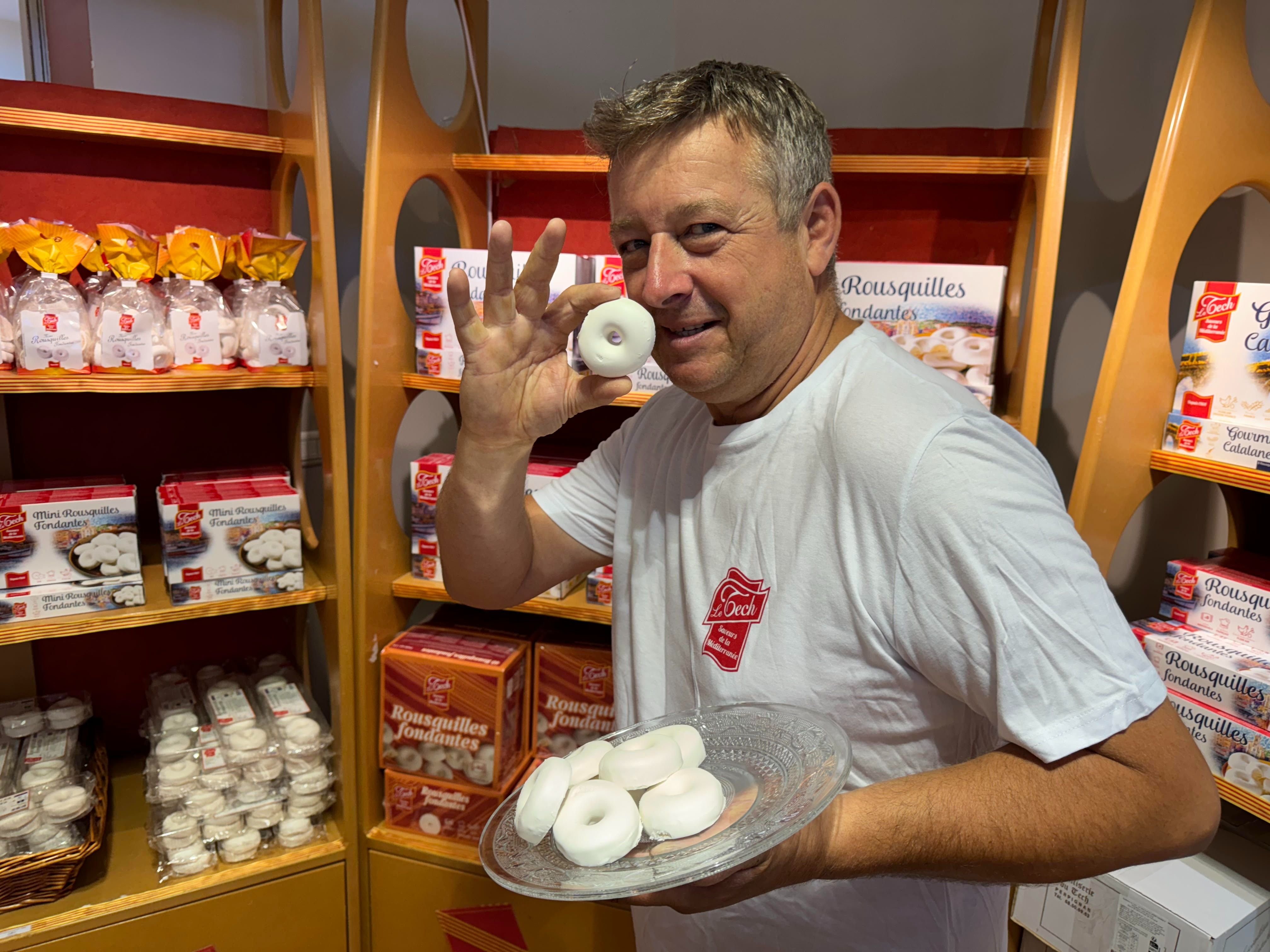 La rousquille, nappée de meringue au citron et à l'anis, est notamment produite par la confiserie du Tech, dirigée par Xavier Danjou, petit-fils des fondateur. LP/Christian Goutorbe