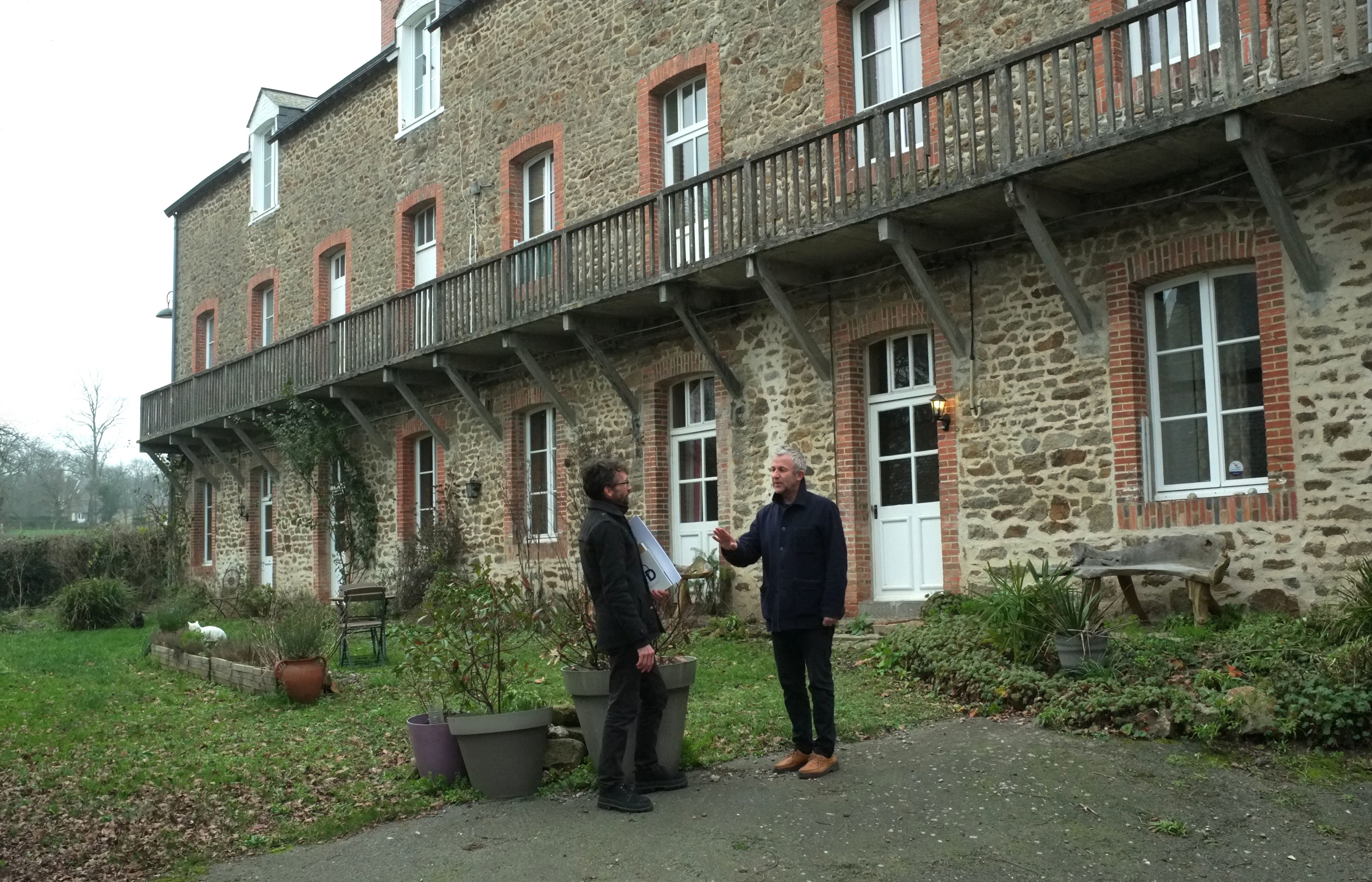 Raphaël Denis (à droite) et Daniel Fortin, qui habitent le village ouvrier de Fontaine-Daniel (Mayenne), préparent le dossier de candidature au patrimoine mondial de l'Unesco. LP/Michel Dalloni