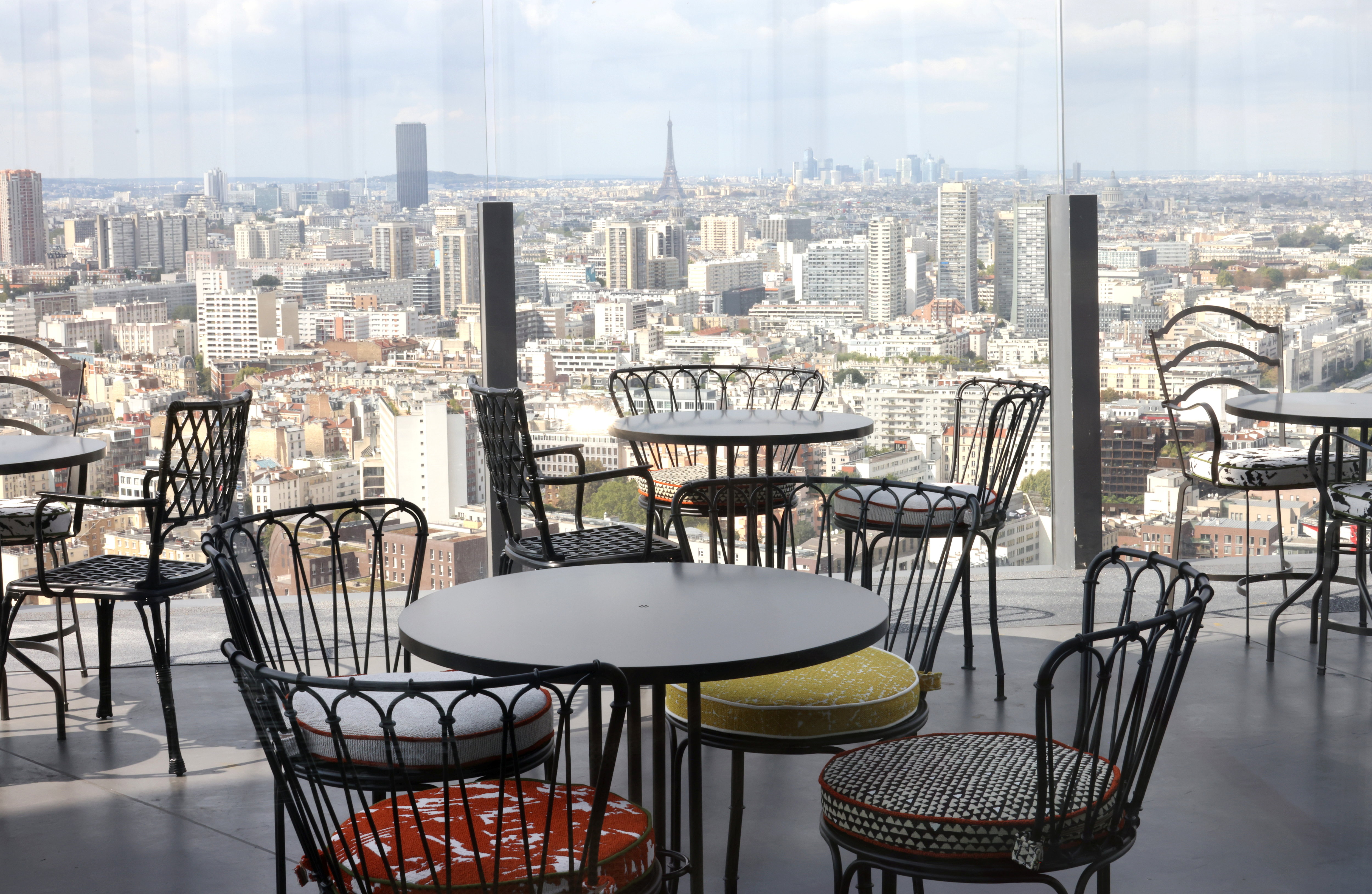 Culminant à plus de 120 m de hauteur, au sommet de la plus petite des tours Duo, au 21e étage, le skybar du TOO Hôtel à Paris est très attendu. LP/Delphine Goldsztejn