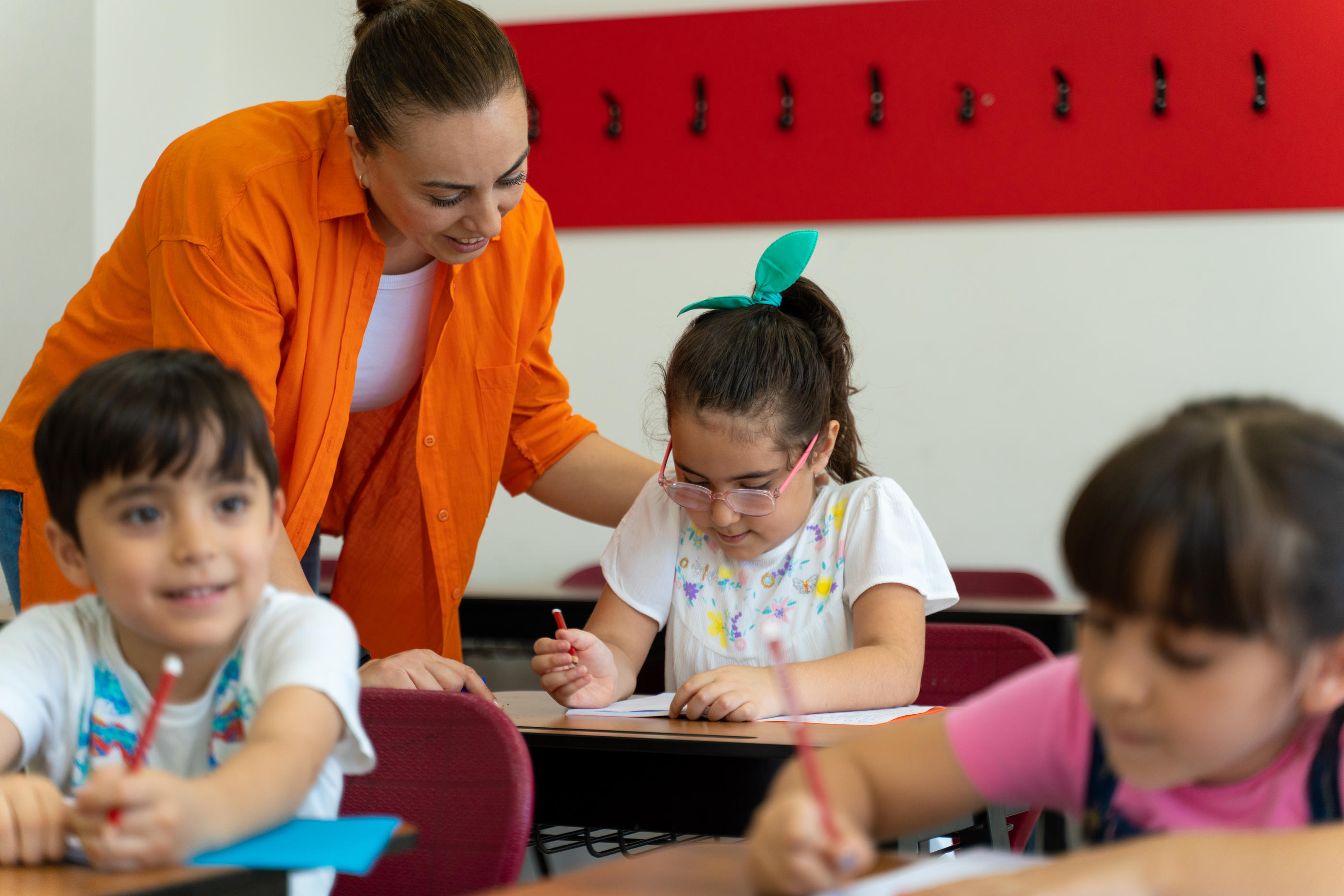 La présence des accompagnants des élèves en situation de handicap est déterminante pour les aider à véritablement profiter de leur scolarité. (Illustration) Getty Images/RainStar