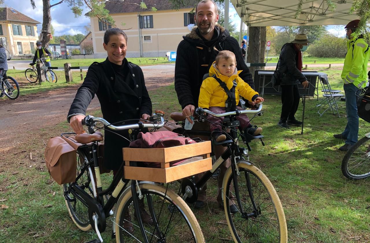 <b></b> Fontainebleau, dimanche matin. Au départ de la Ronde à vélo, Thierry et Amélie, des habitants de Treuzy-Levelay, aimeraient plus de routes aménagées pour circuler à bicyclette.