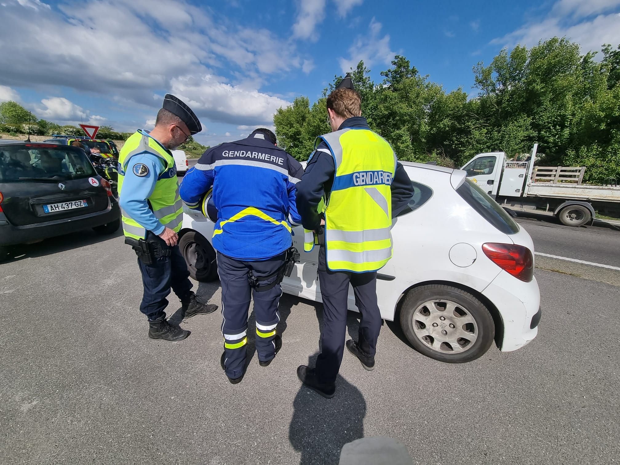 Louvres, ce jeudi 5 mai. Les gendarmes ont relevé seize infractions au cours de leur contrôle de sécurité routière sur le rond-point de l'Europe. LP/Marie Briand-Locu
