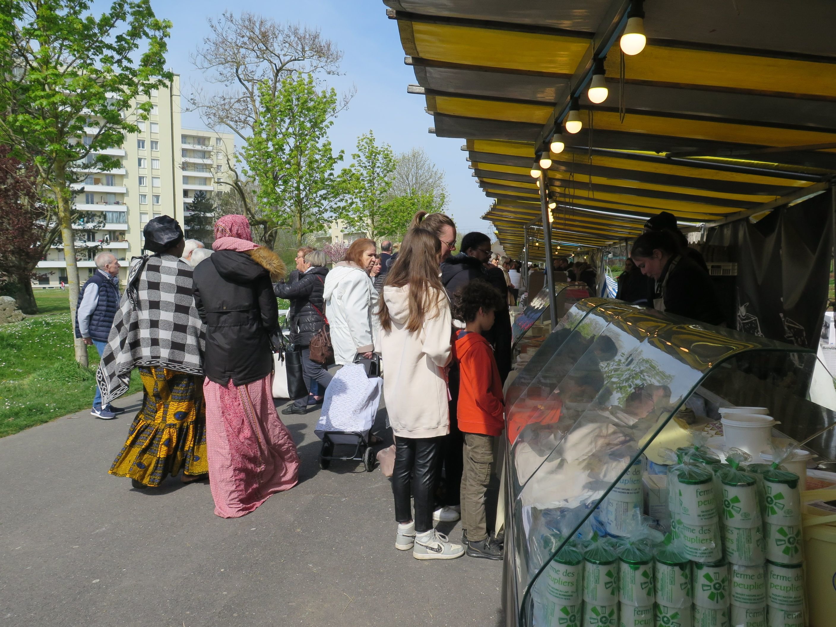 Pontoise (Val-d'Oise), ce dimanche 16 avril. La ville vient de lancer un nouveau marché dans le quartier des Louvrais. C'est le quatrième dans cette ville de quelque 30 000 habitants. LP/Marie Persidat