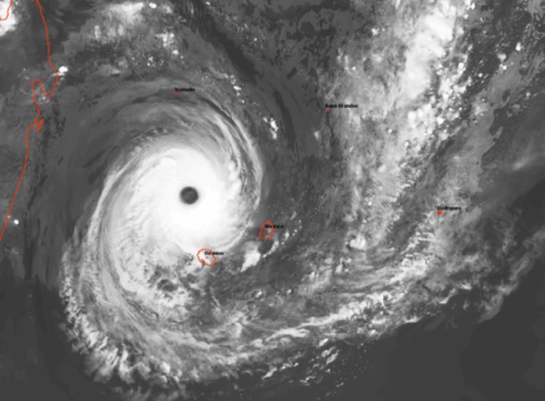 Cette image est une prévision du modèle Arome de Météo France montrant ce à quoi pourrait ressembler Freddy, ce lundi soir, au plus près de La Réunion (en rouge, au sud de l'œil du cyclone). Météo France