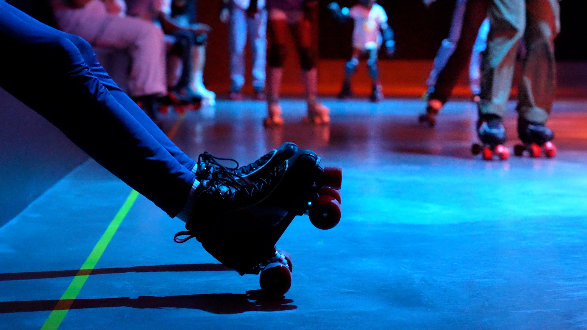 Le Liberty Roller Rink accueille patineurs et danseurs sur ses pistes, dans une ambiance disco digne des années 80.