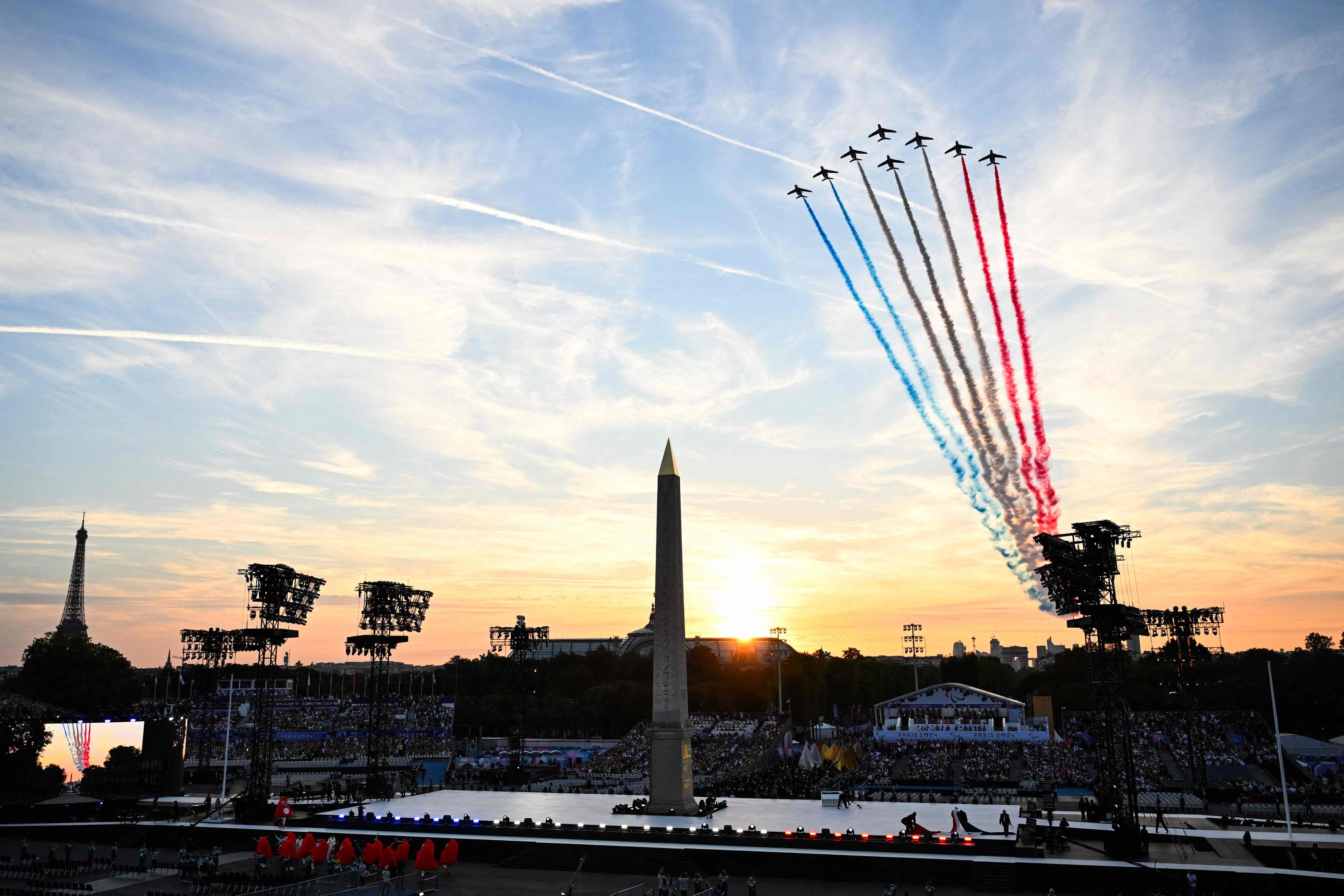 La Patrouille de France a survolé la place de La Concorde pendant la cérémonie d'ouverture. AFP/Bertrand Guay