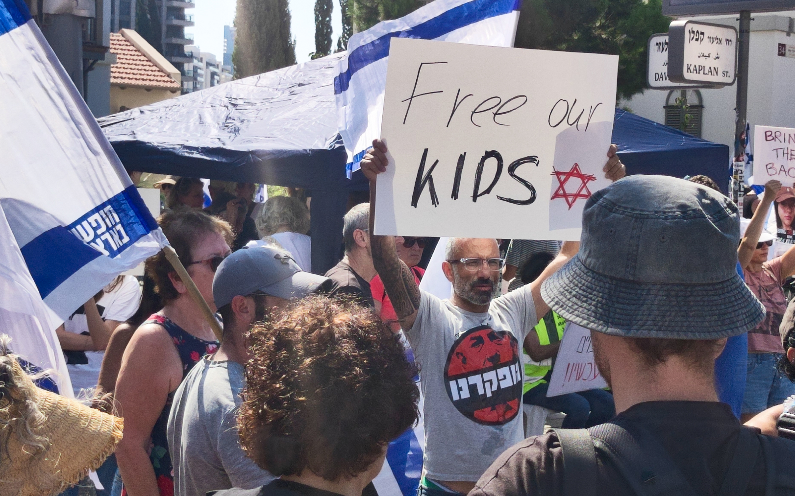 Une manifestation spontanée s'est créée, samedi 14 octobre à Tel Aviv, autour d'un homme dont la famille a été prise en otage sept jours plus tôt, près de la bande de Gaza. LP/Robin Korda