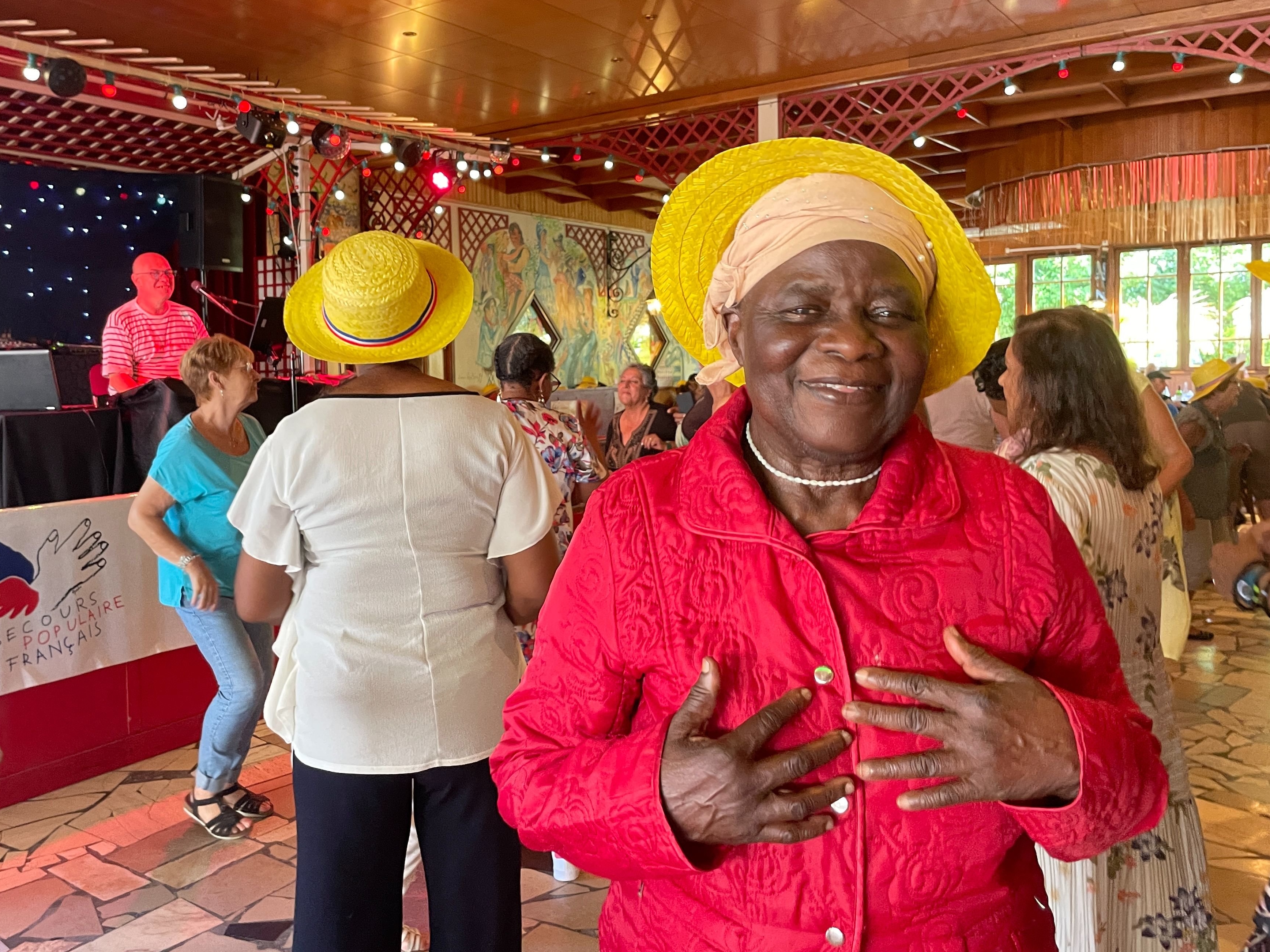 Joinville-le-Pont, 17 août 2023. Pour Solange, 76 ans, le Banquet des cheveux blancs est l'occasion de profiter de loisirs qu'elle ne pourrait pas se payer autrement. LP/ Jeanne Toutain