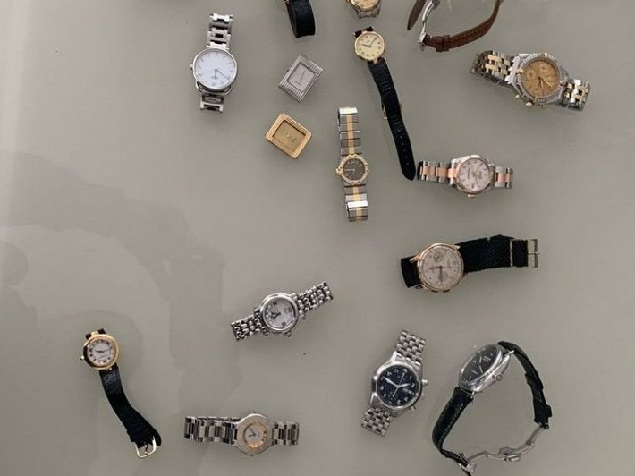 Des dizaines de montres et bijoux ont été saisies au cours de perquisitions menées en France et en Belgique. /DR