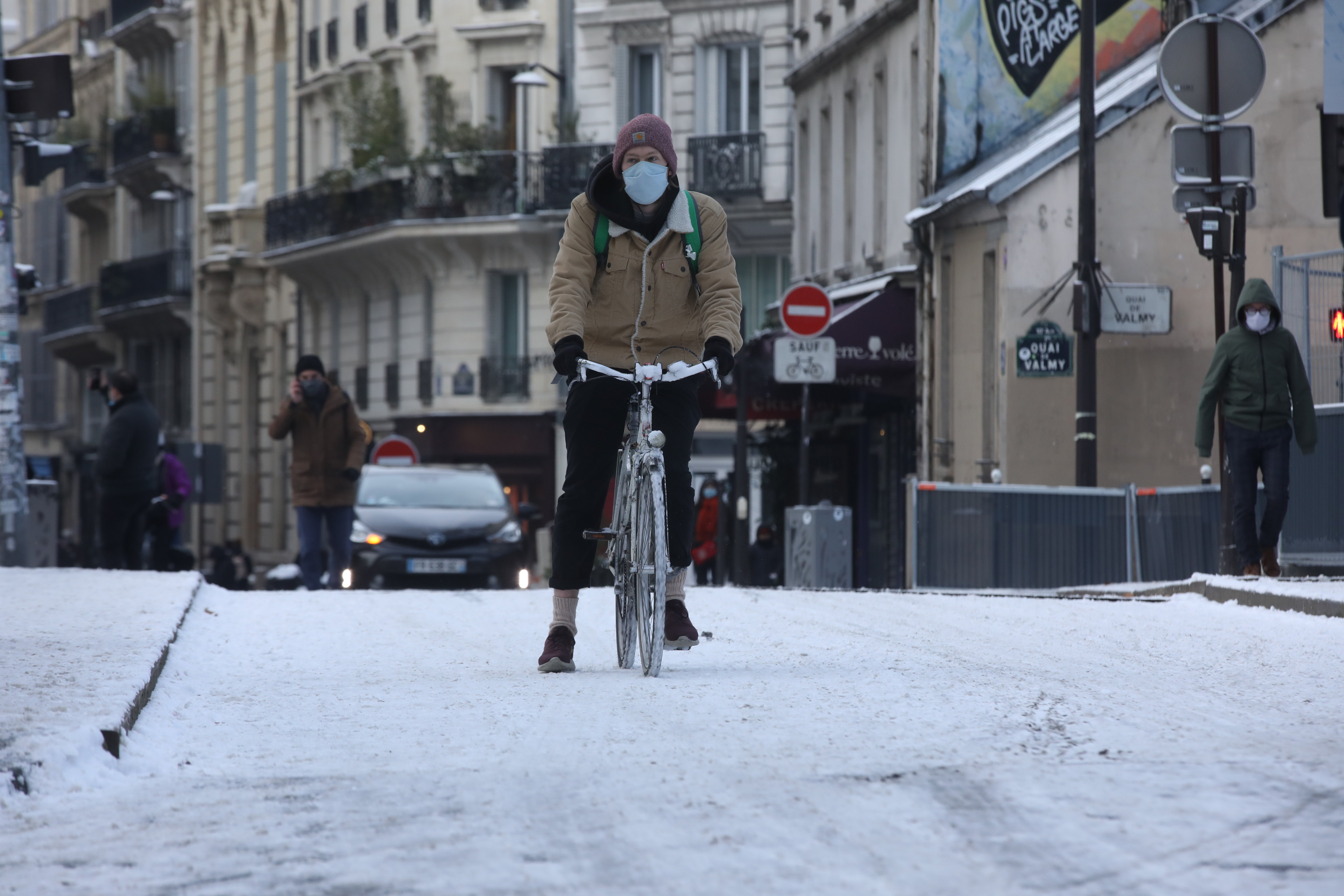 En ville comme ici à Paris, les chutes de neige compliquent les déplacements de ceux qui sont en voiture, à vélo ou à pied. LP/Olivier Arandel