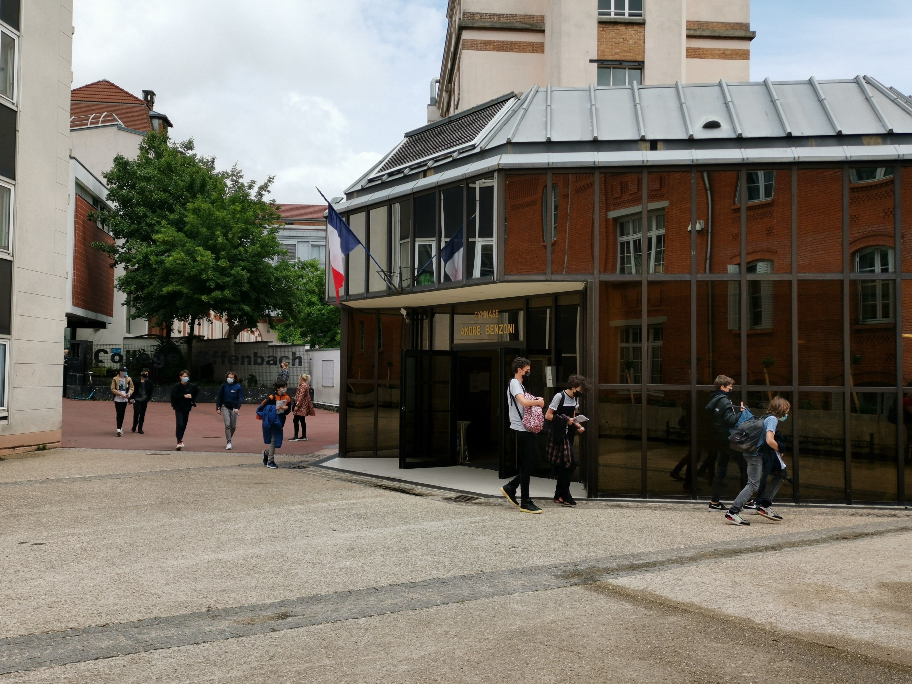 Saint-Mandé, vendredi 4 juin 2021. L'arrivée annoncée de 80 à 100 hommes au gymnase André-Benzoni pour au moins quinze jours est diversement appréciée dans le quartier. LP/Gérald Moruzzi