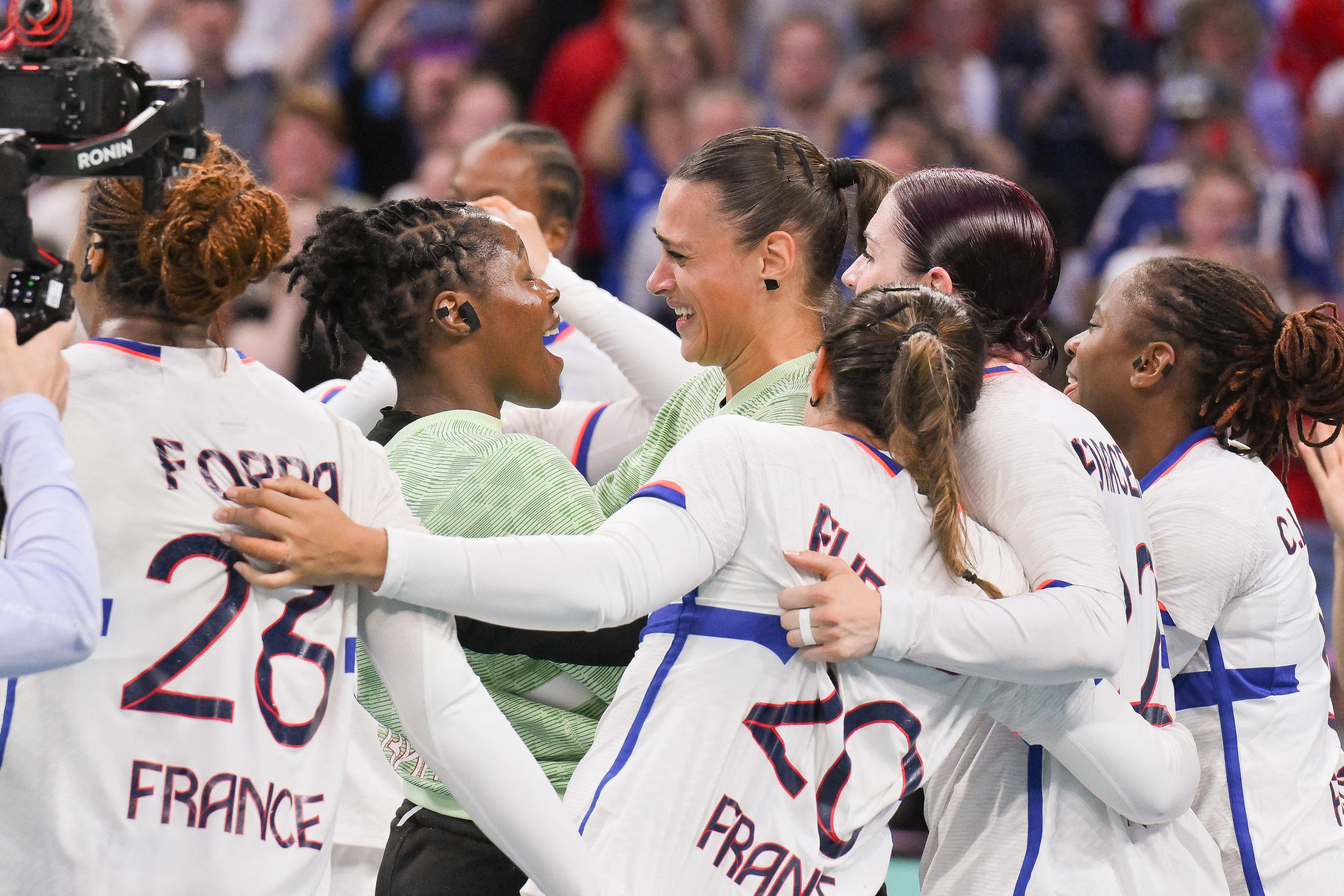 Au stade Pierre Mauroy, le jeudi 8 août, le groupe français a exulté autour de ses deux gardiennes après la victoire face à la Suède. Icon Sport/ABACAPRESS.COM/Laurent Zabulon