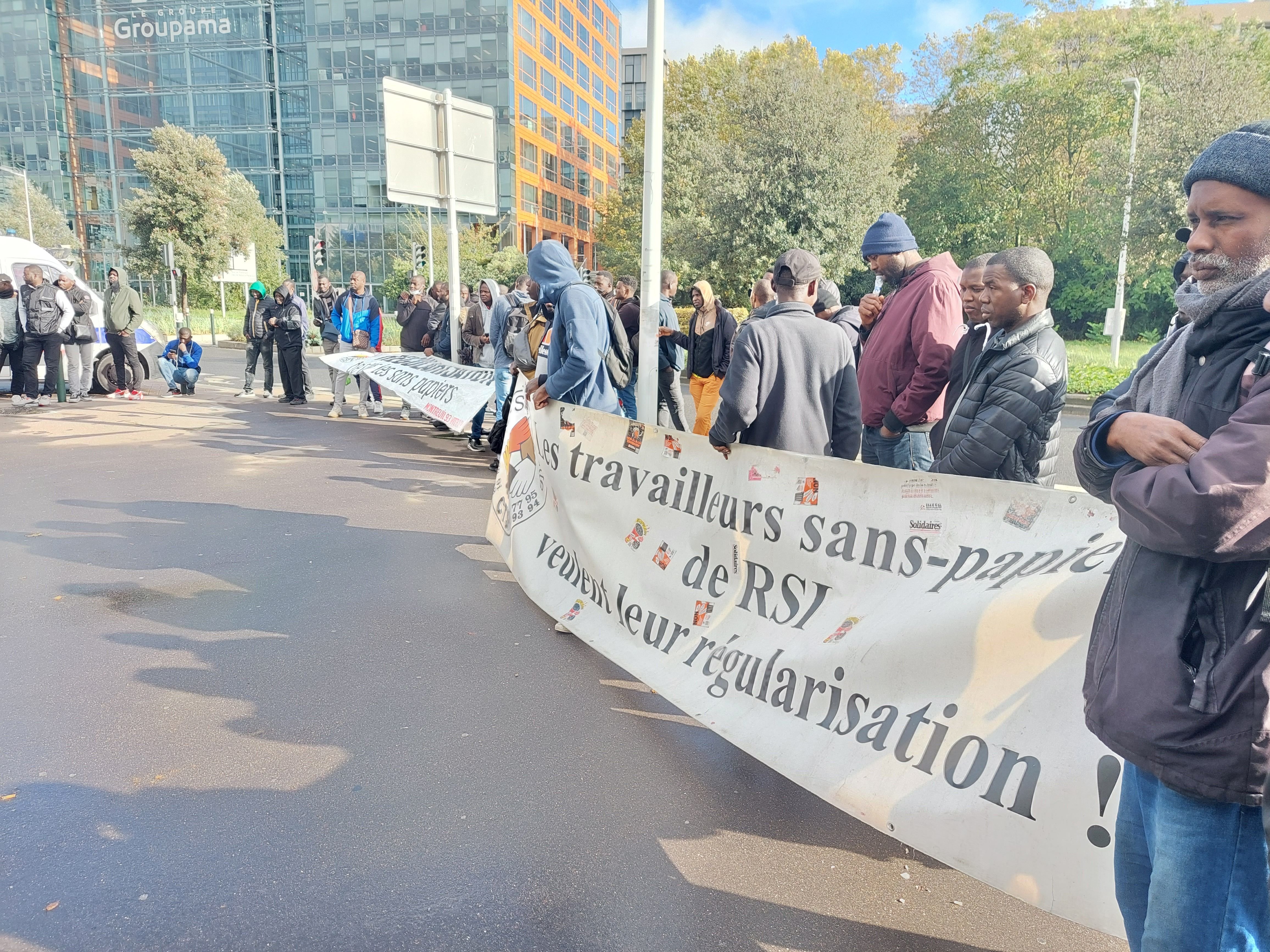 Nanterre le 25 octobre. Un nouveau rassemblement des anciens salariés sans papiers de RSI a eu lieu ce mercredi après-midi, devant la préfecture des Hauts-de-Seine, deux ans après le début de leur mouvement. LP/O.B.