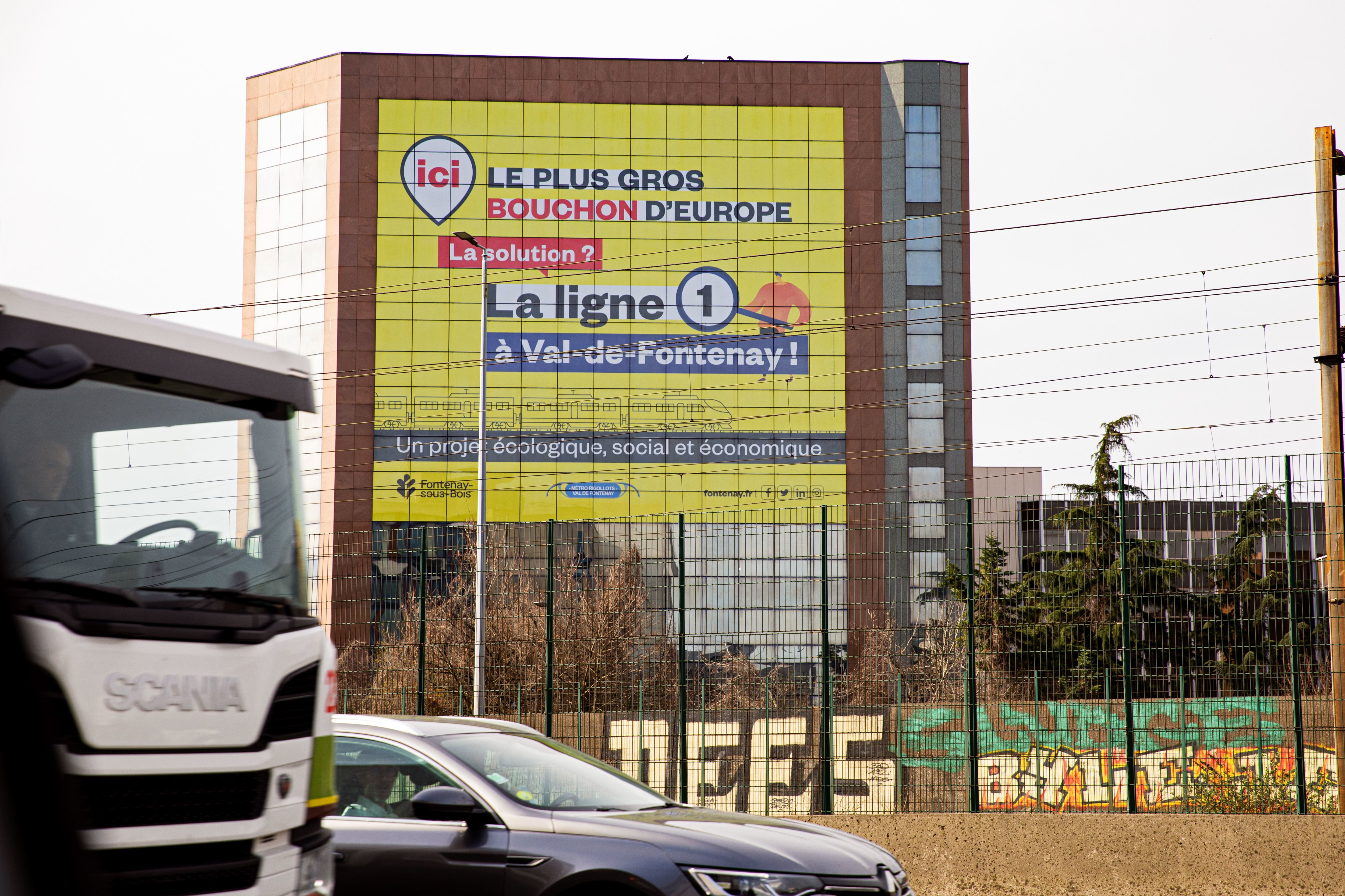 Fontenay-sous-Bois (Val-de-Marne), vendredi 17 mars. L'immense message de soutien au prolongement de la ligne 1 s'étale en toutes lettres sur un immeuble visible depuis l'A86. /Ville de Fontenay