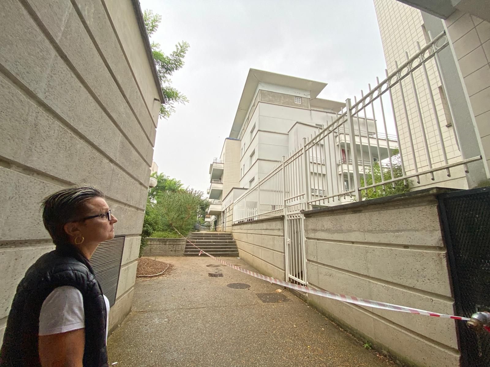 Gennevilliers, ce mardi. Cinq jours après la chute d'un bloc de béton de plusieurs tonnes depuis le toit d'un immeuble à Gennevilliers, un périmètre de sécurité délimite le cheminement. LP/M.D.