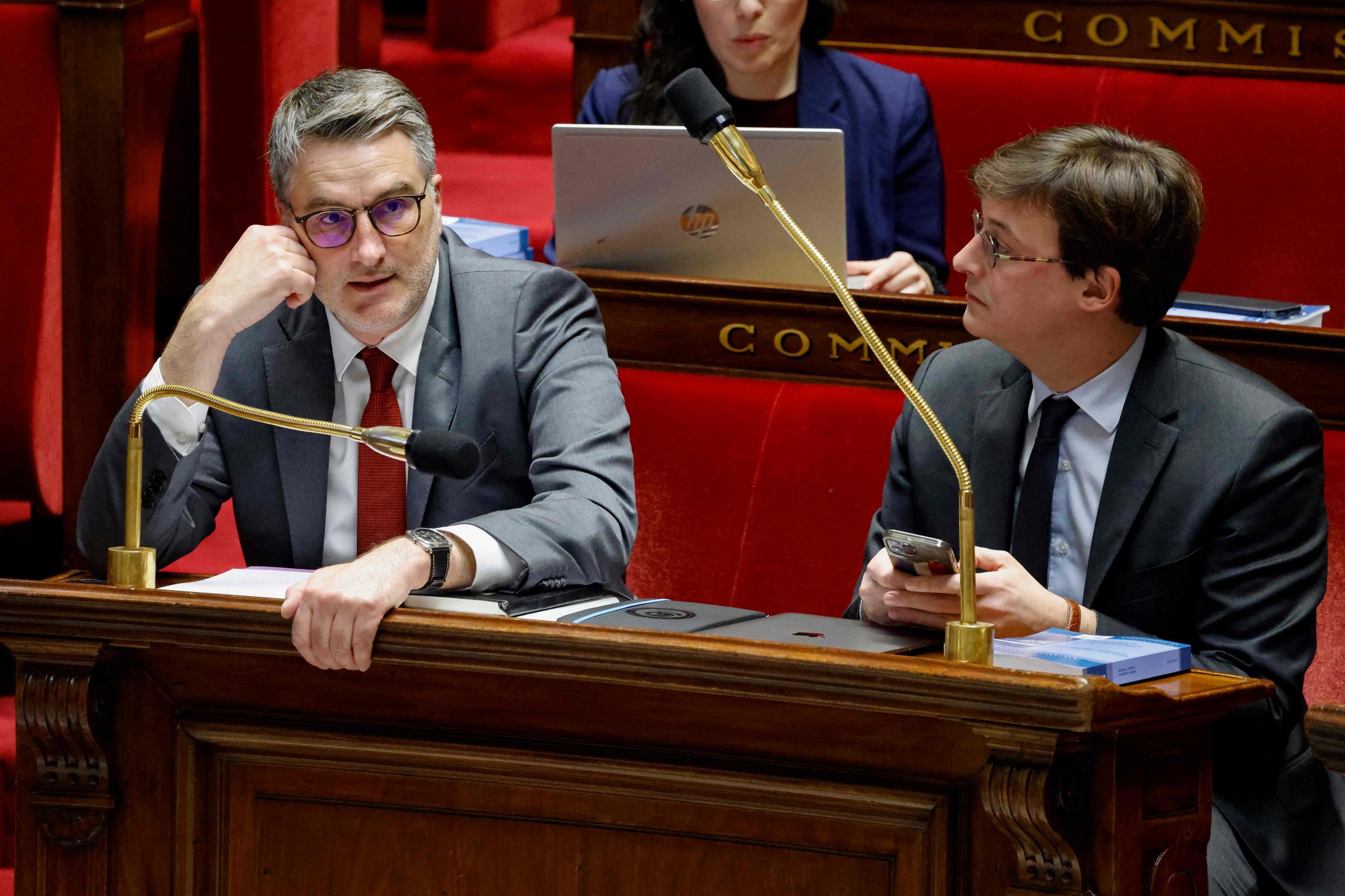 Le député Renaissance Florent Boudié (à gauche) et le président de la commission des lois à l'Assemblée Sacha Houlié (à gauche), qui présidera la commission mixte paritaire. AFP/Ludovic Marin