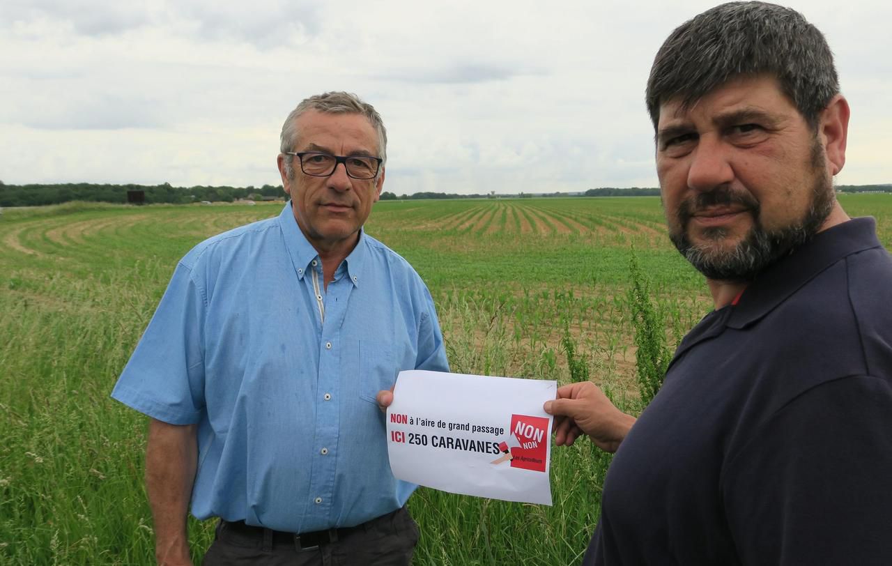 <b></b> Boissise-le-Roi, ce lundi. Denis Allard, président des agriculteurs de la plaine de Bière, et Olivier Thuegaz, agriculteur chez qui une aire de grand passage refuse le projet de la préfecture. 