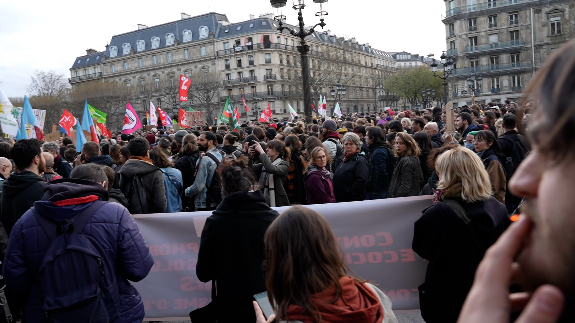 Place de l'Hôtel de Ville, Paris (4e), 30 mars 2023. Le collectif Soulèvements de la Terre a appelé à des rassemblements partout en France en soutien aux blessés lors de la manifestation à Saint-Soline samedi dernier.