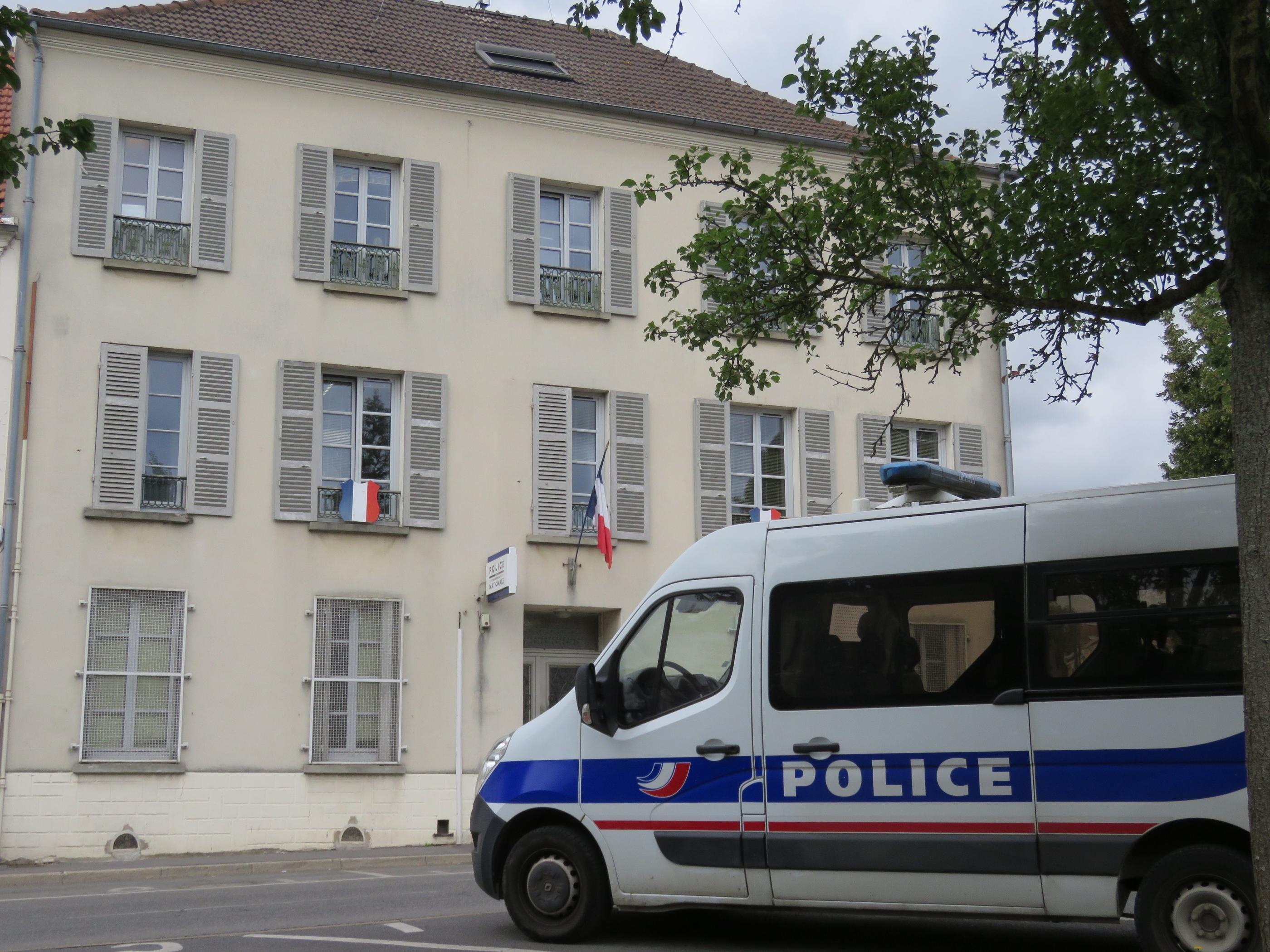 Coulommiers, illustration. Des personnes s'étaient regroupées devant le commissariat de police de Coulommiers, où se trouvait le tireur présumé. Ils appelaient à la vengeance. LP/Sébastien Roselé