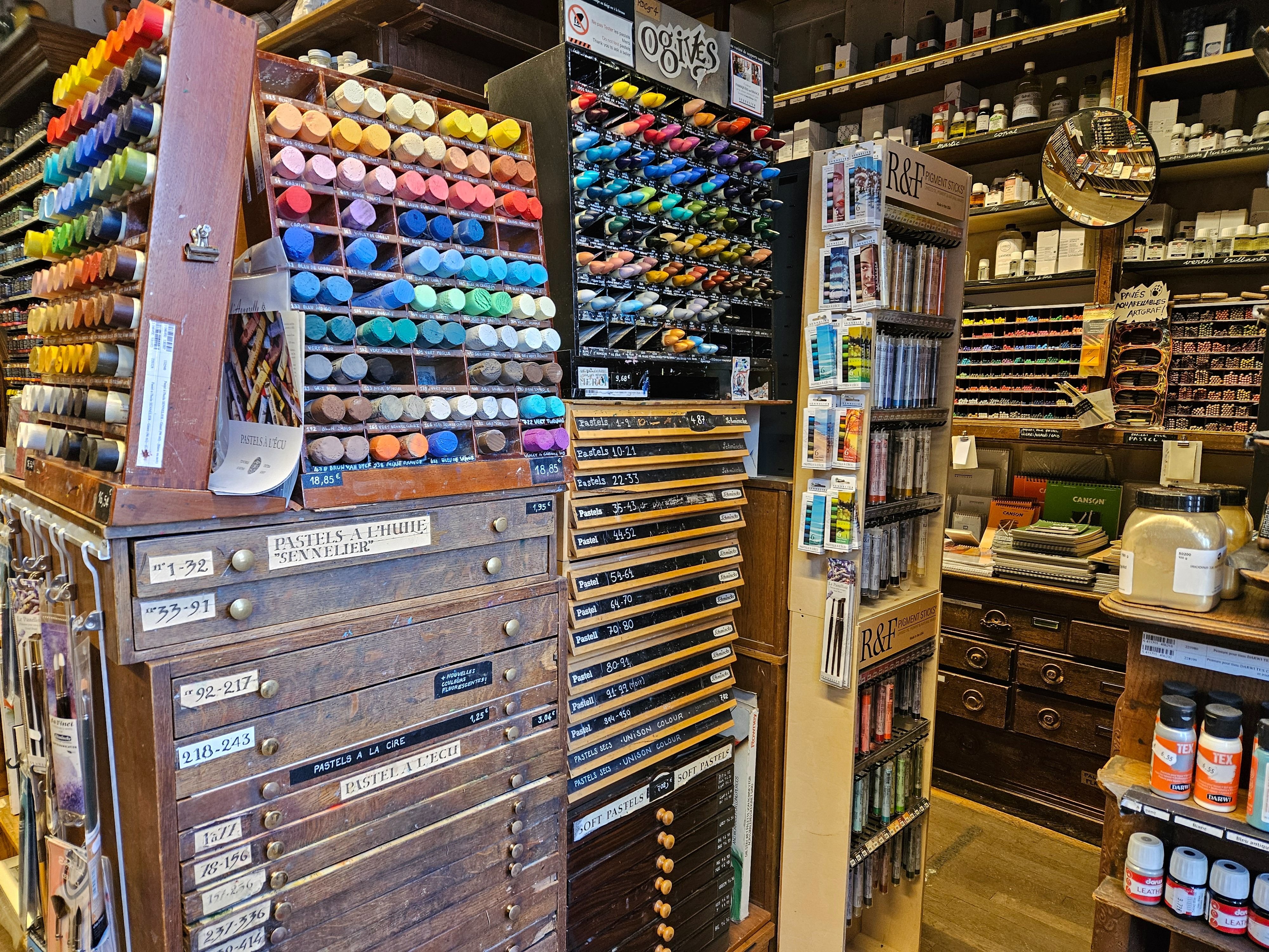 Sennelier, l'un des derniers marchands de couleurs de Paris, est restée au fil du temps une boutique incontournable pour les artistes, et pour tous les amoureux de couleurs. DR