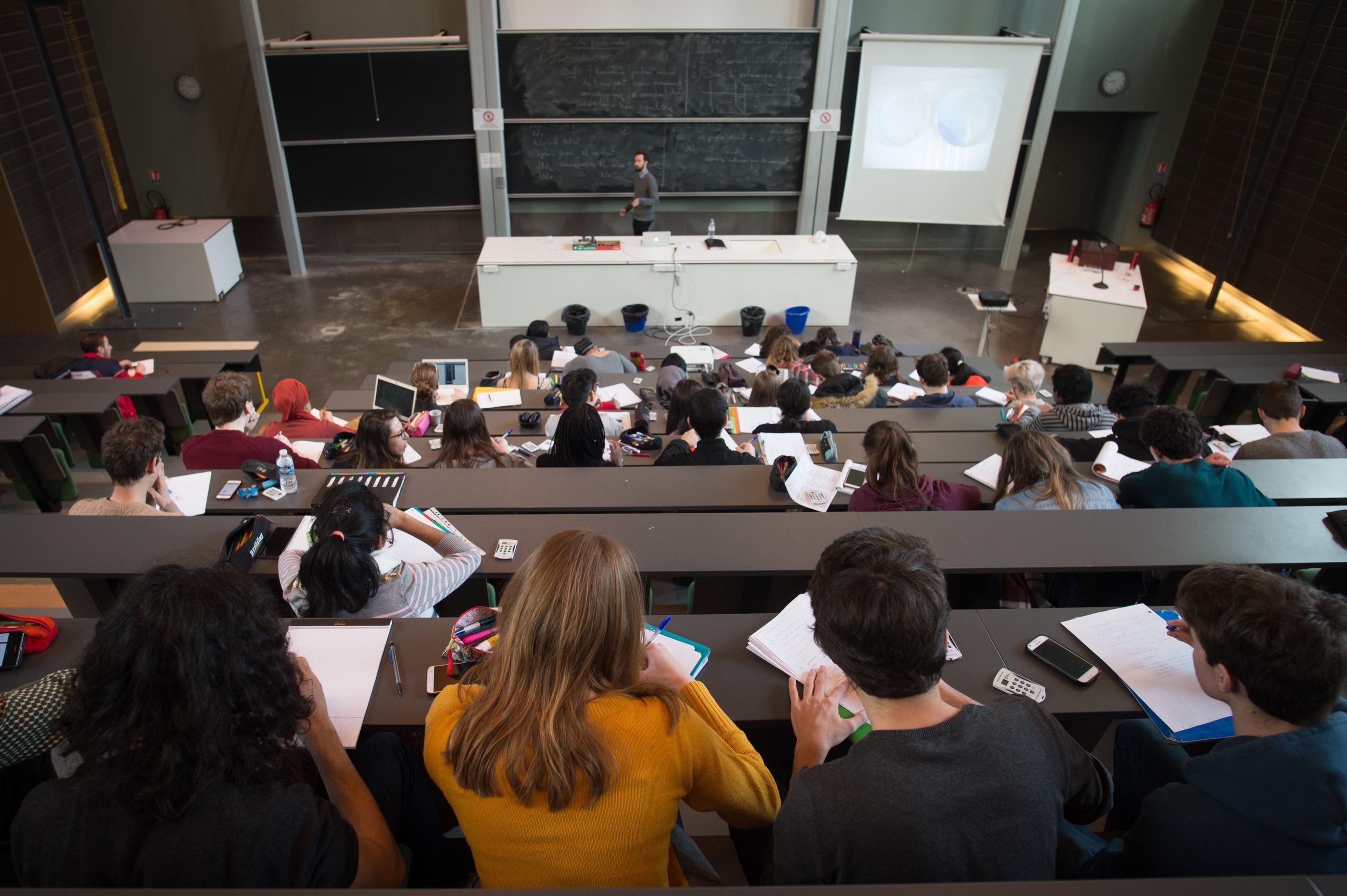 Illustration. Université de la Sorbonne - Campus Universitaire de Jussieu. Les études en Licence se déroulent principalement dans des amphithéâtres où ont lieu les cours "magistraux", suivi de Travaux dirigés (TD) en plus petits nombres pour appliquer les enseignements. CHAMUSSY/SIPA