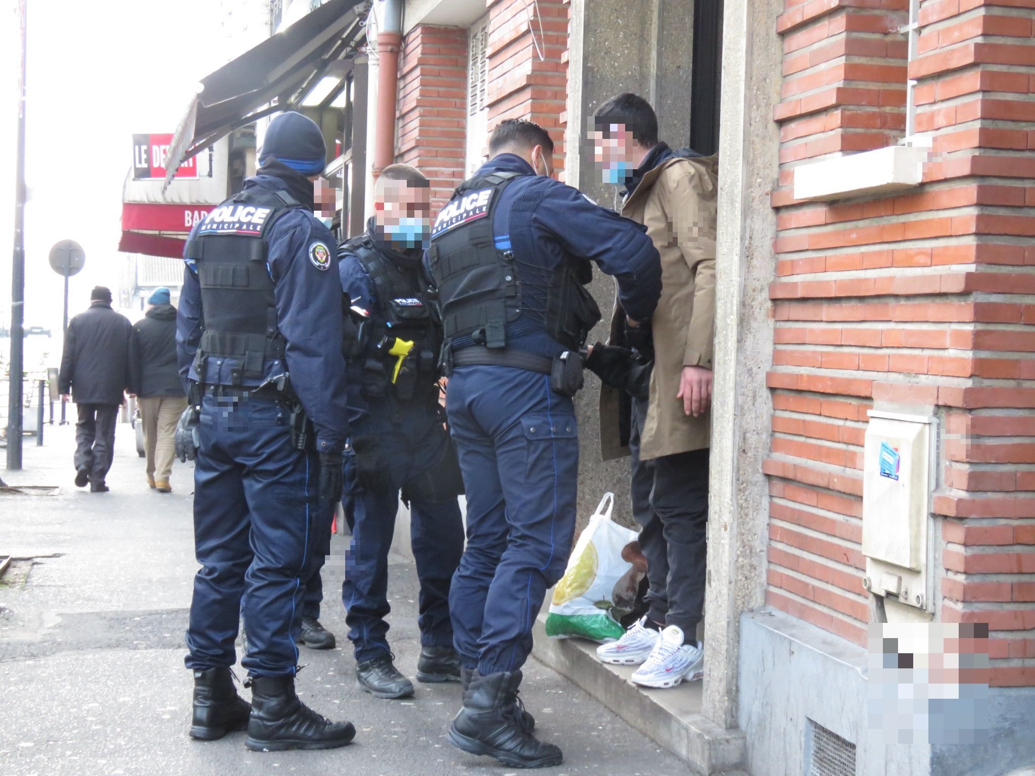 Argenteuil (Val-d'Oise), le 11 janvier. Les policiers municipaux contrôlent un vendeur de cigarettes illicites. Leur présence s'est accrue dans le centre-ville. LP/Thibault Chaffotte