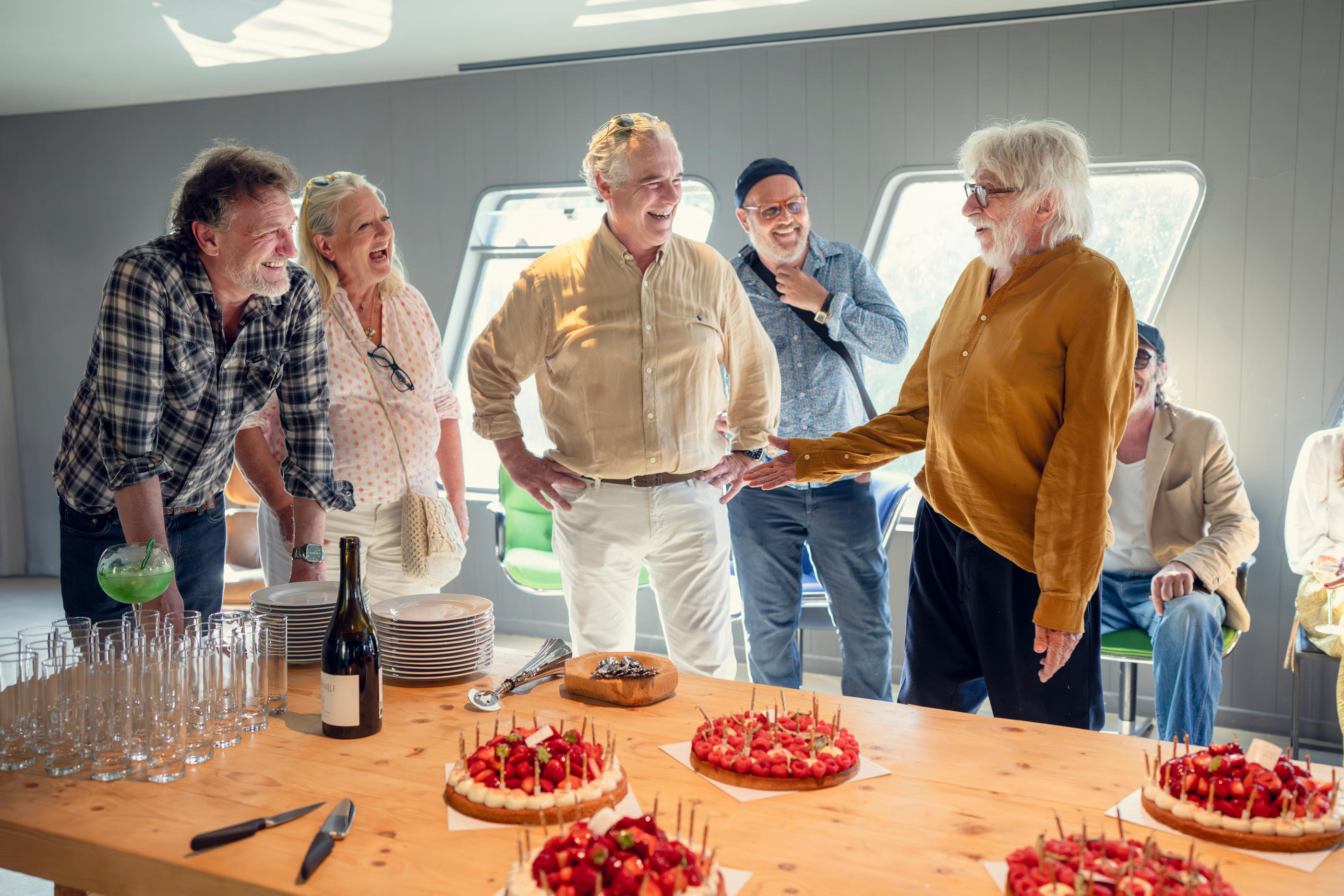 Ce mercredi au Festival d'Angoulême (Charente), l'acteur Pierre Richard a fêté ses 90 ans sur une péniche, aux côtés notamment de Jean-Paul Rouve et Charlotte de Turckheim. LP/ Christophe Brachet