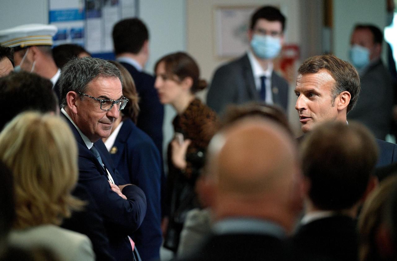<b></b> David Kimelfeld, président (LREM) sortant de la Métropole, et Emmanuel Macron en visite mardi sur le site de Sanofi à Marcy-l’Etoile, près de Lyon.