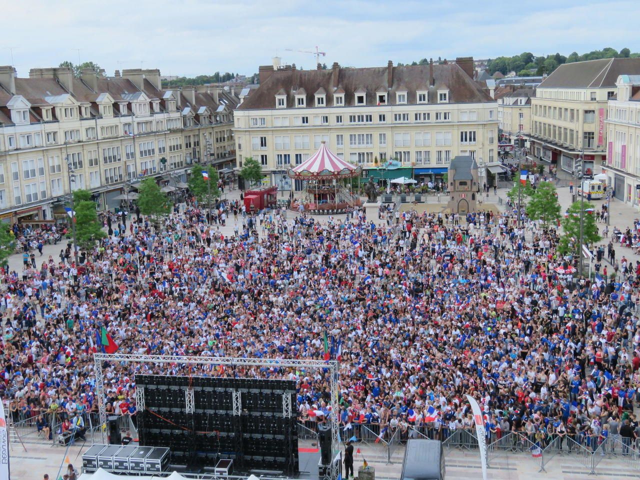 Beauvais, en 2016. En tout, plus de 5000 personnes avaient assisté à la finale de l'Euro depuis la fan-zone. Une scène qui pourrait se reproduire dans quelques semaines ? Les citoyens doivent en décider. LP/F.C.